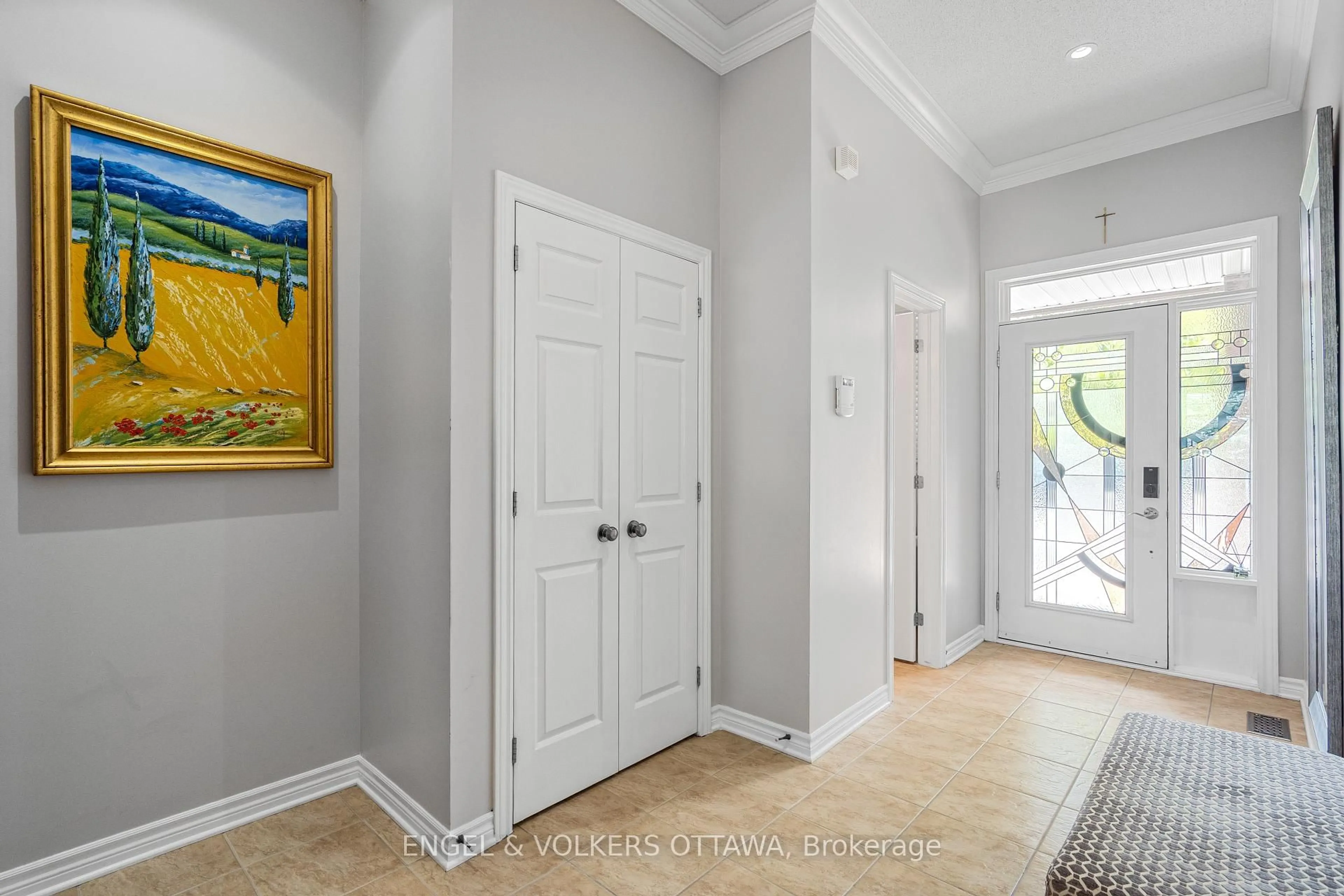 Indoor entryway for 102 Shepody Circ, Ottawa Ontario K1T 4H9