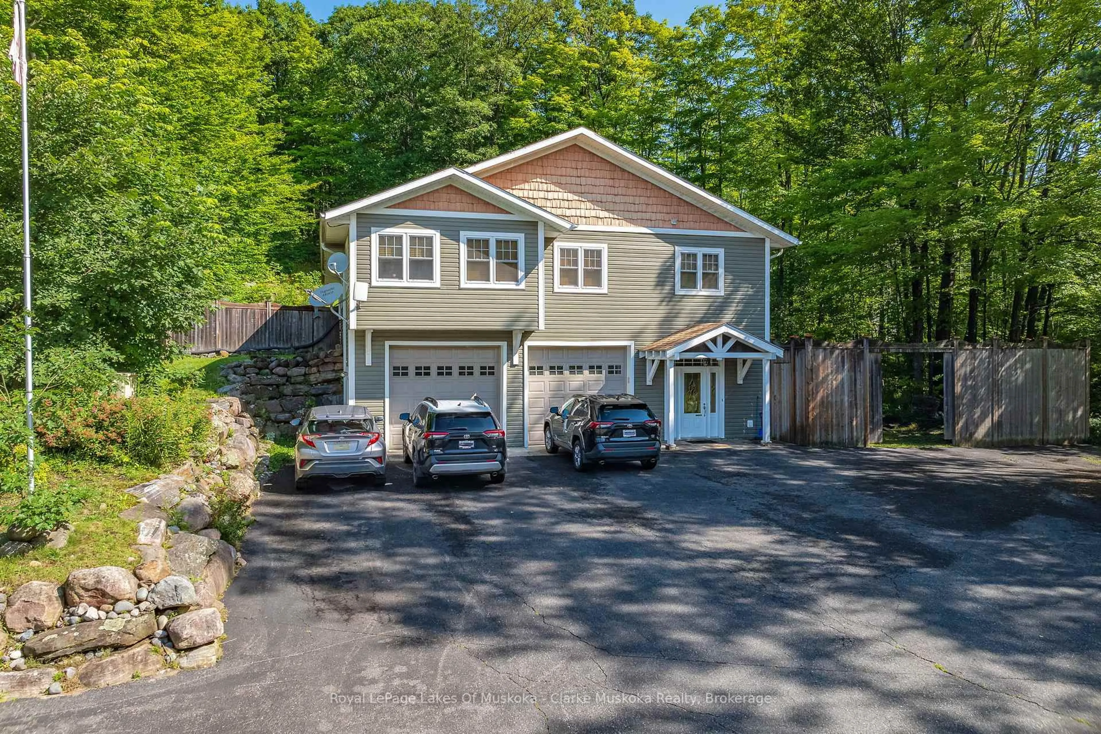 A pic from outside/outdoor area/front of a property/back of a property/a pic from drone, street for 1013 JUDDHAVEN Rd, Muskoka Lakes Ontario P0B 1G0