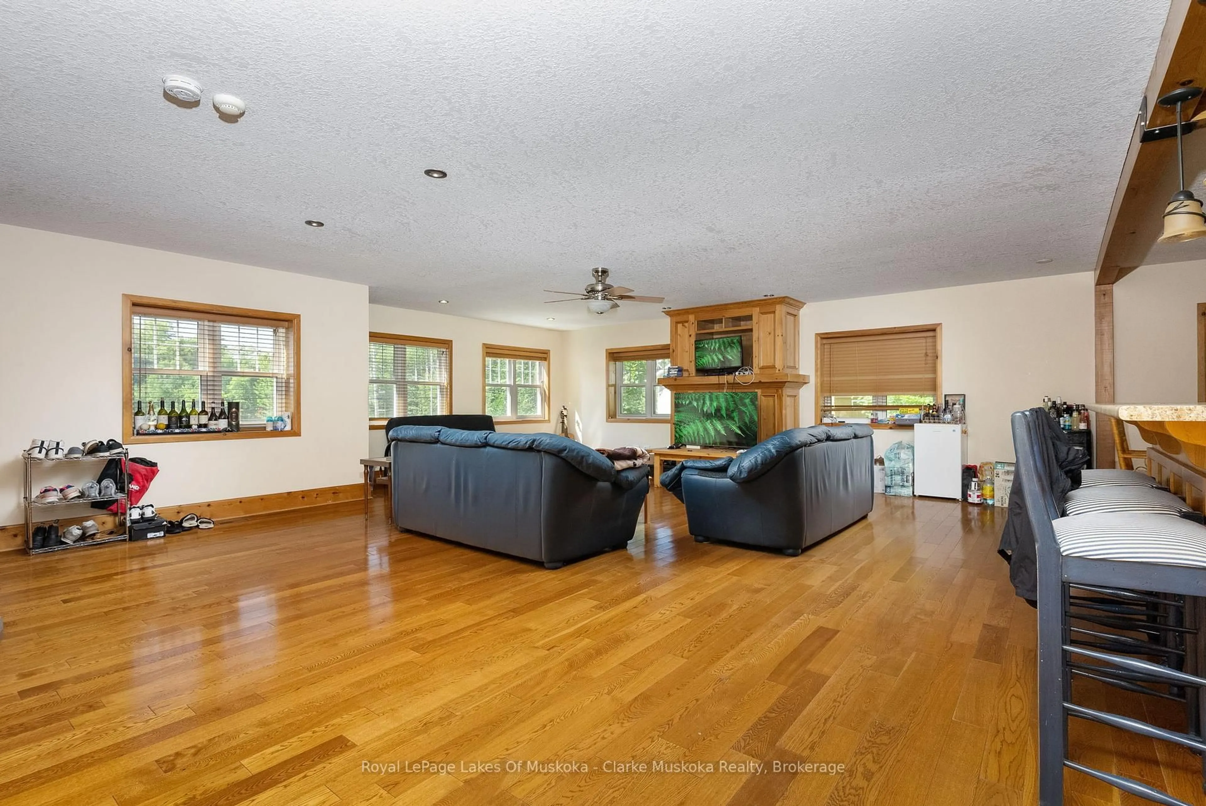 Living room with furniture, wood/laminate floor for 1013 JUDDHAVEN Rd, Muskoka Lakes Ontario P0B 1G0