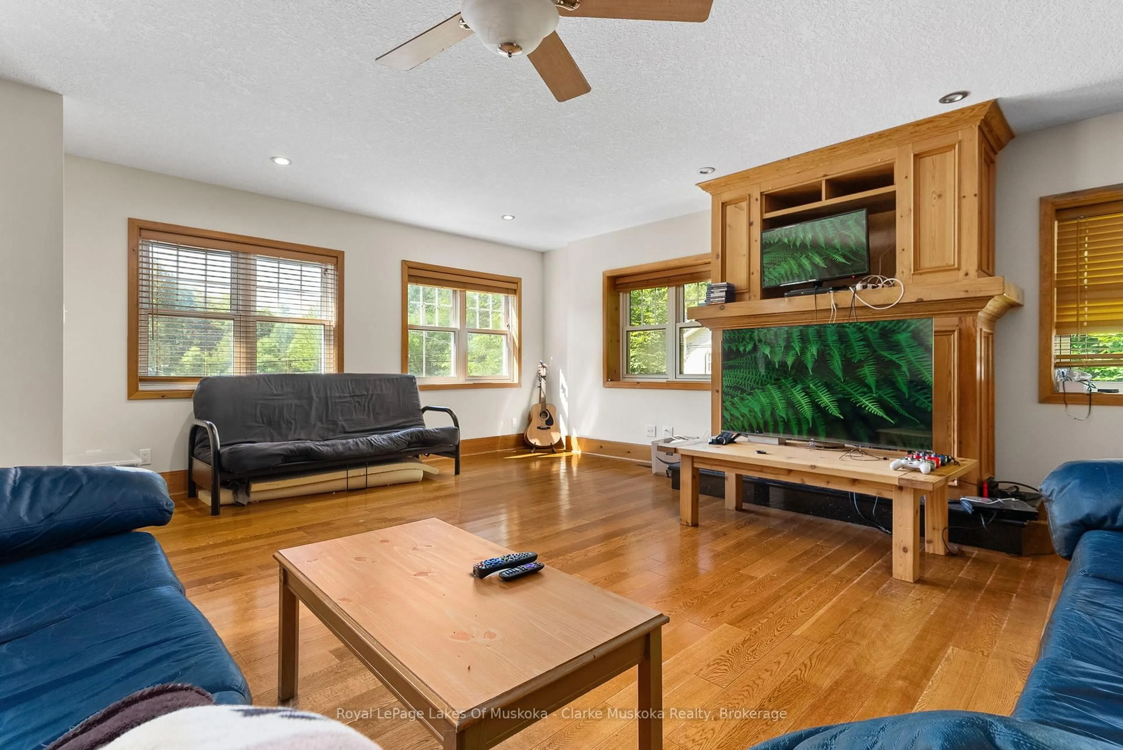 Living room with furniture, wood/laminate floor for 1013 JUDDHAVEN Rd, Muskoka Lakes Ontario P0B 1G0