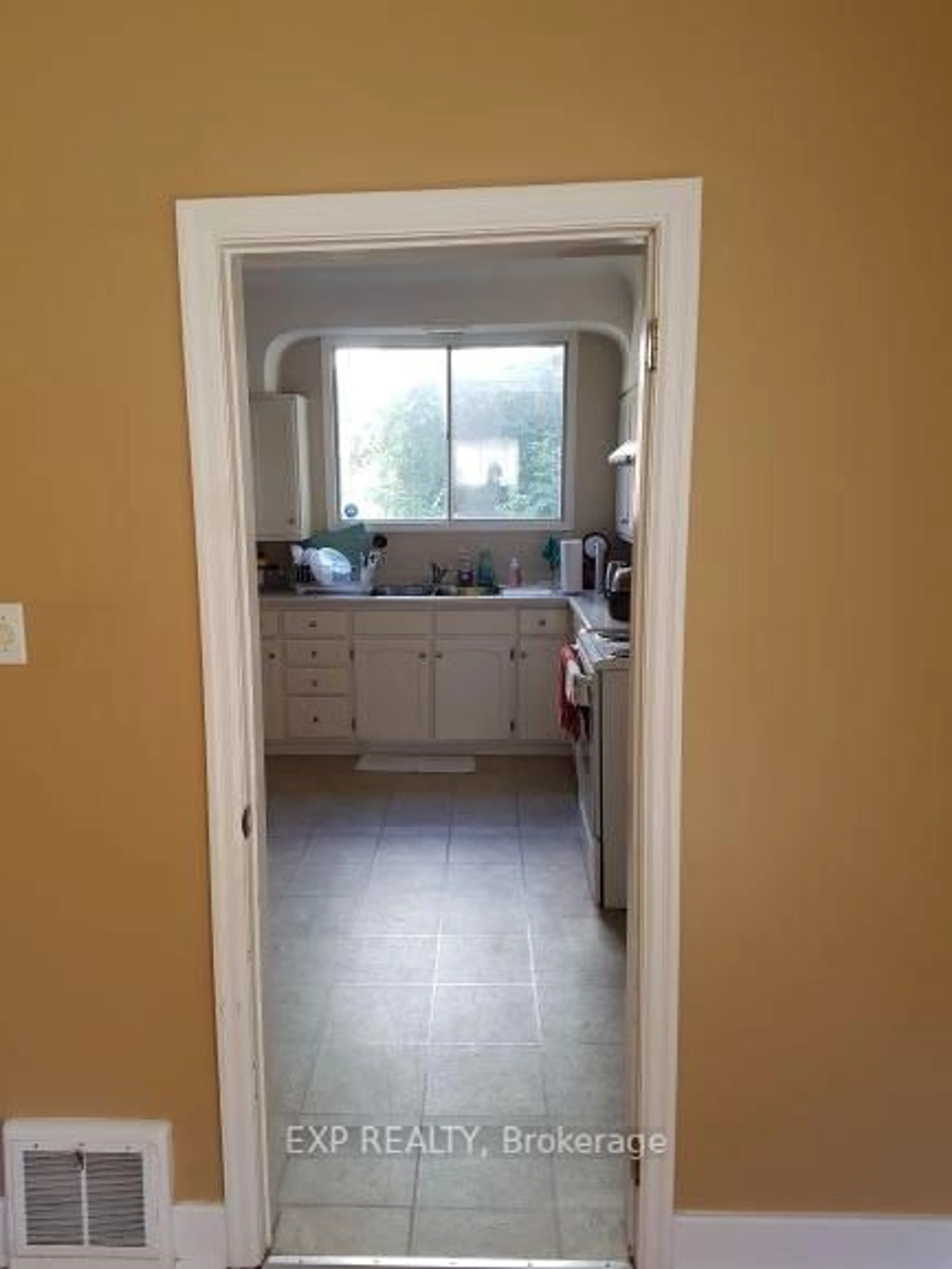 A pic of a room for 48 Kingsmount St, Hamilton Ontario L8S 3L3