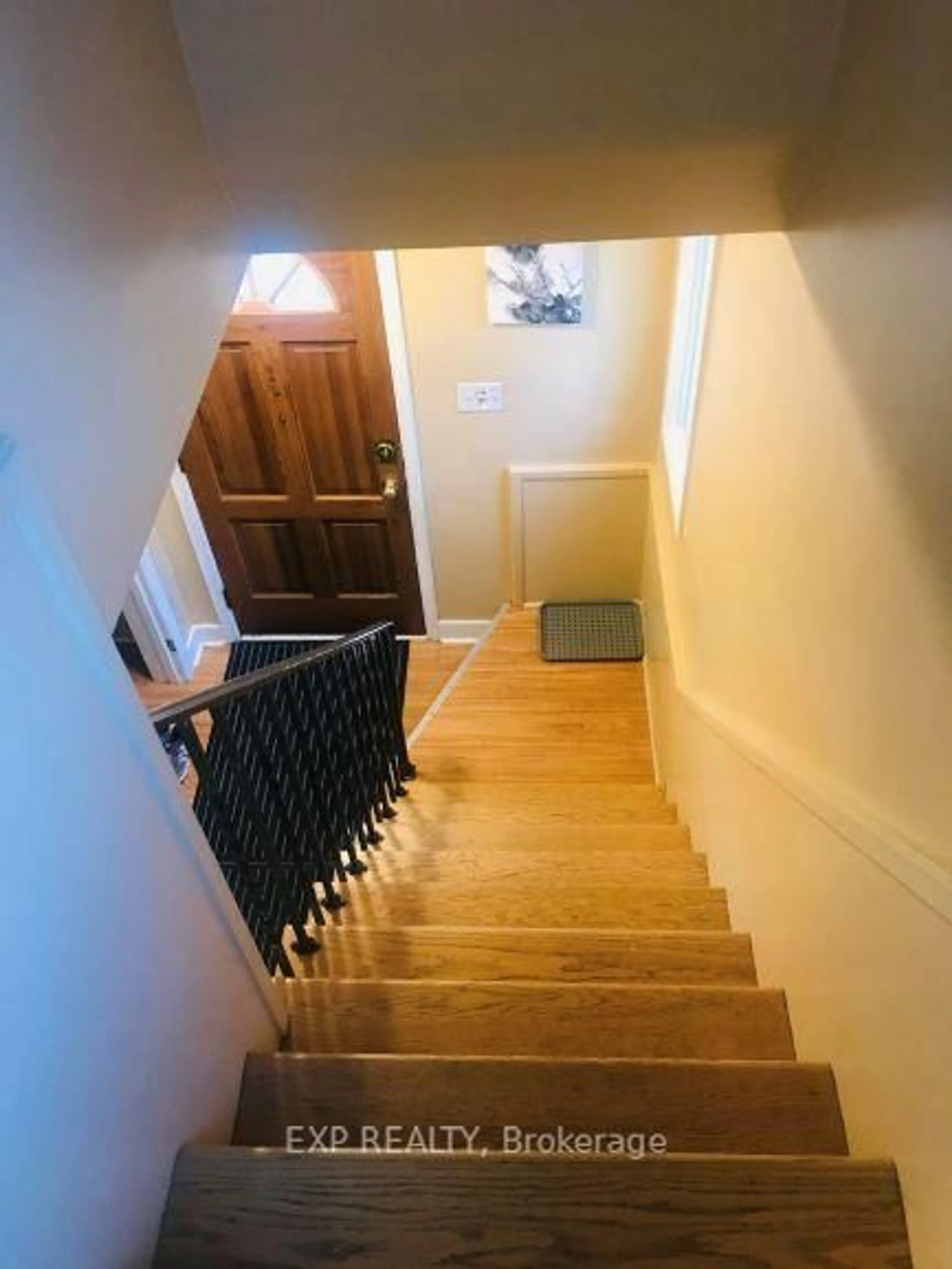 Stairs for 48 Kingsmount St, Hamilton Ontario L8S 3L3
