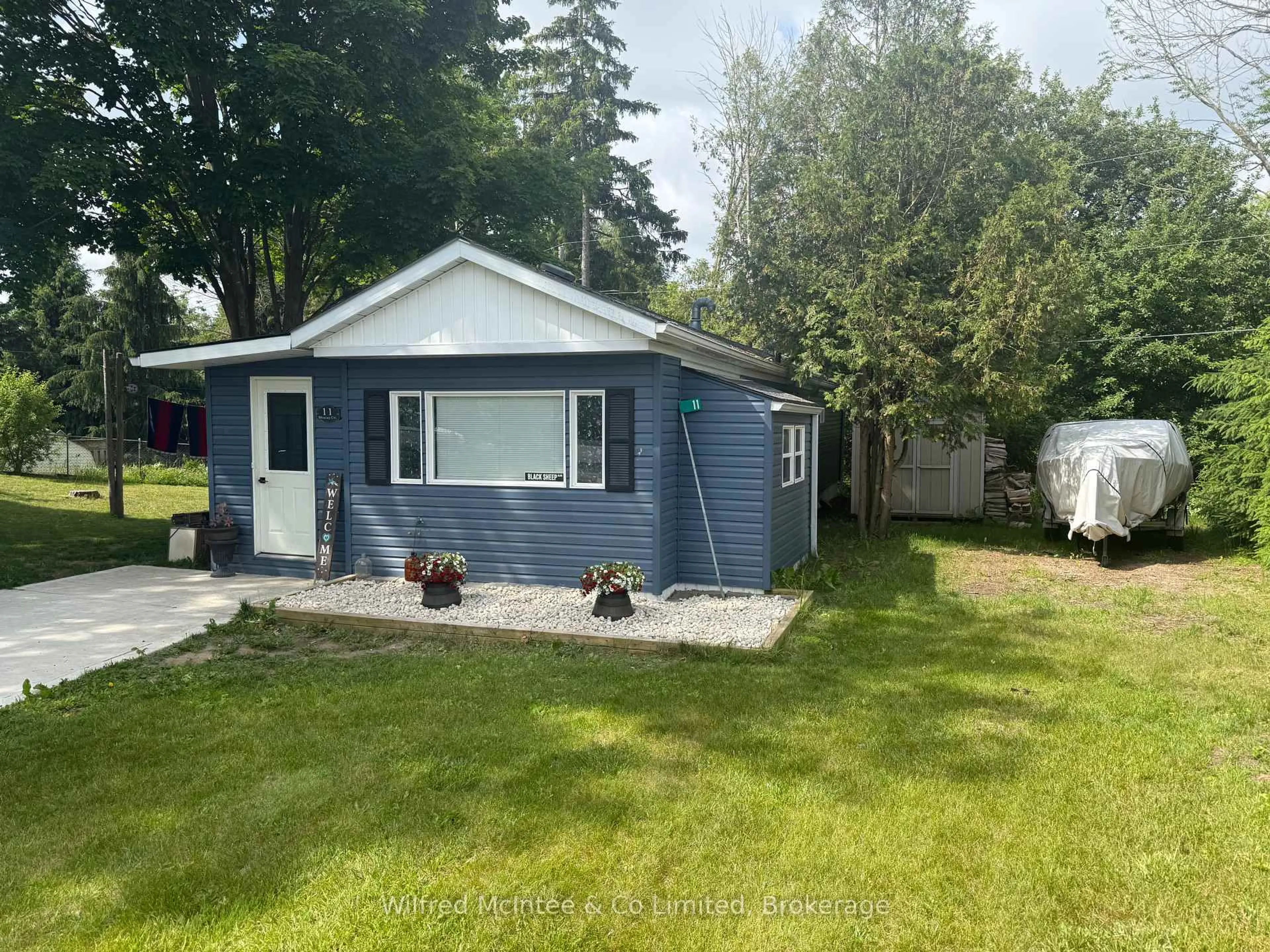 A pic from outside/outdoor area/front of a property/back of a property/a pic from drone, street for 11 Bluejay Crt, Brockton Ontario N0G 2V0
