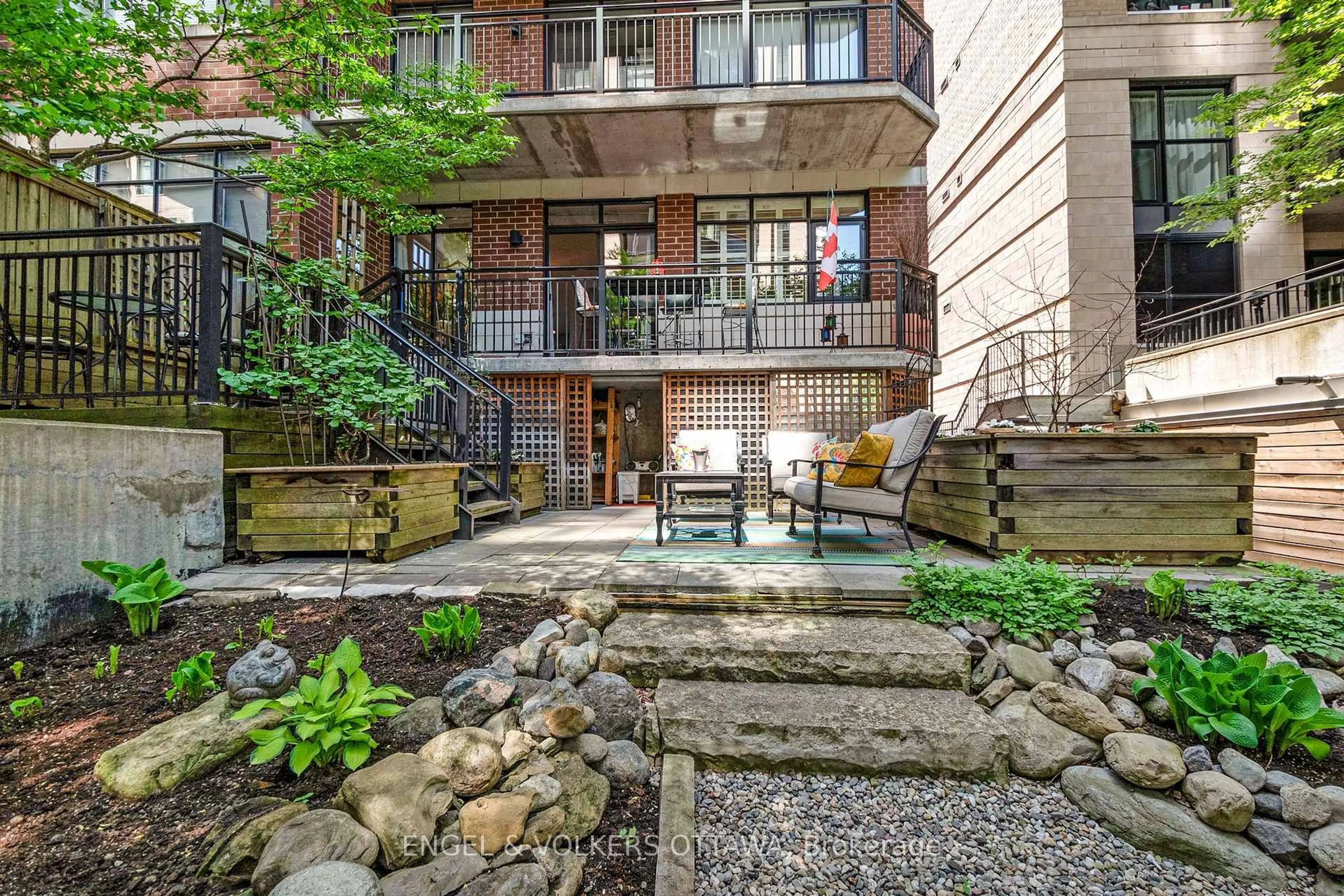 Patio, street for 375 Lisgar St #203, Ottawa Ontario K2P 0E3