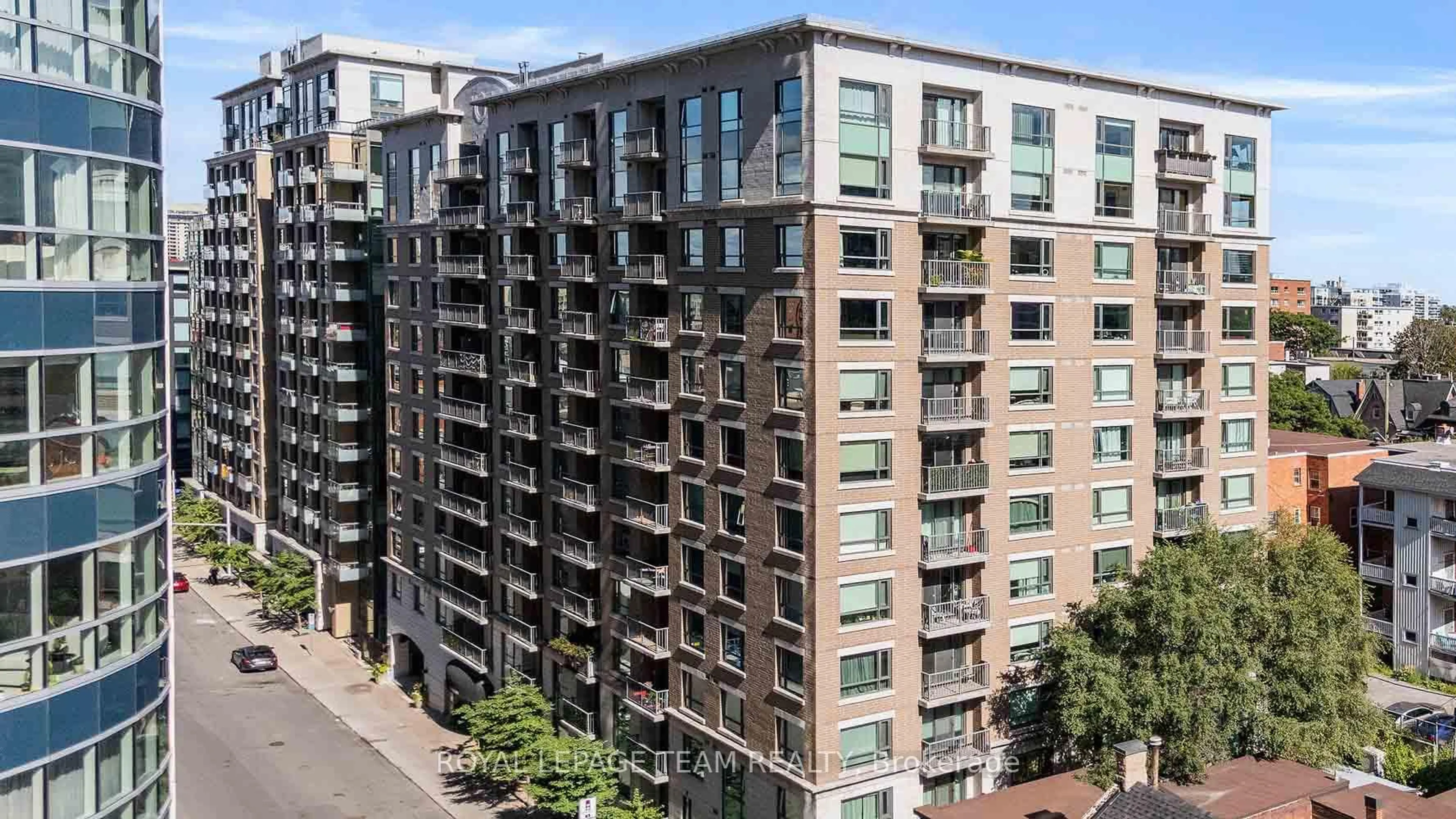 A pic from outside/outdoor area/front of a property/back of a property/a pic from drone, city buildings view from balcony for 200 BESSERER St #909, Ottawa Ontario K1N 0A7