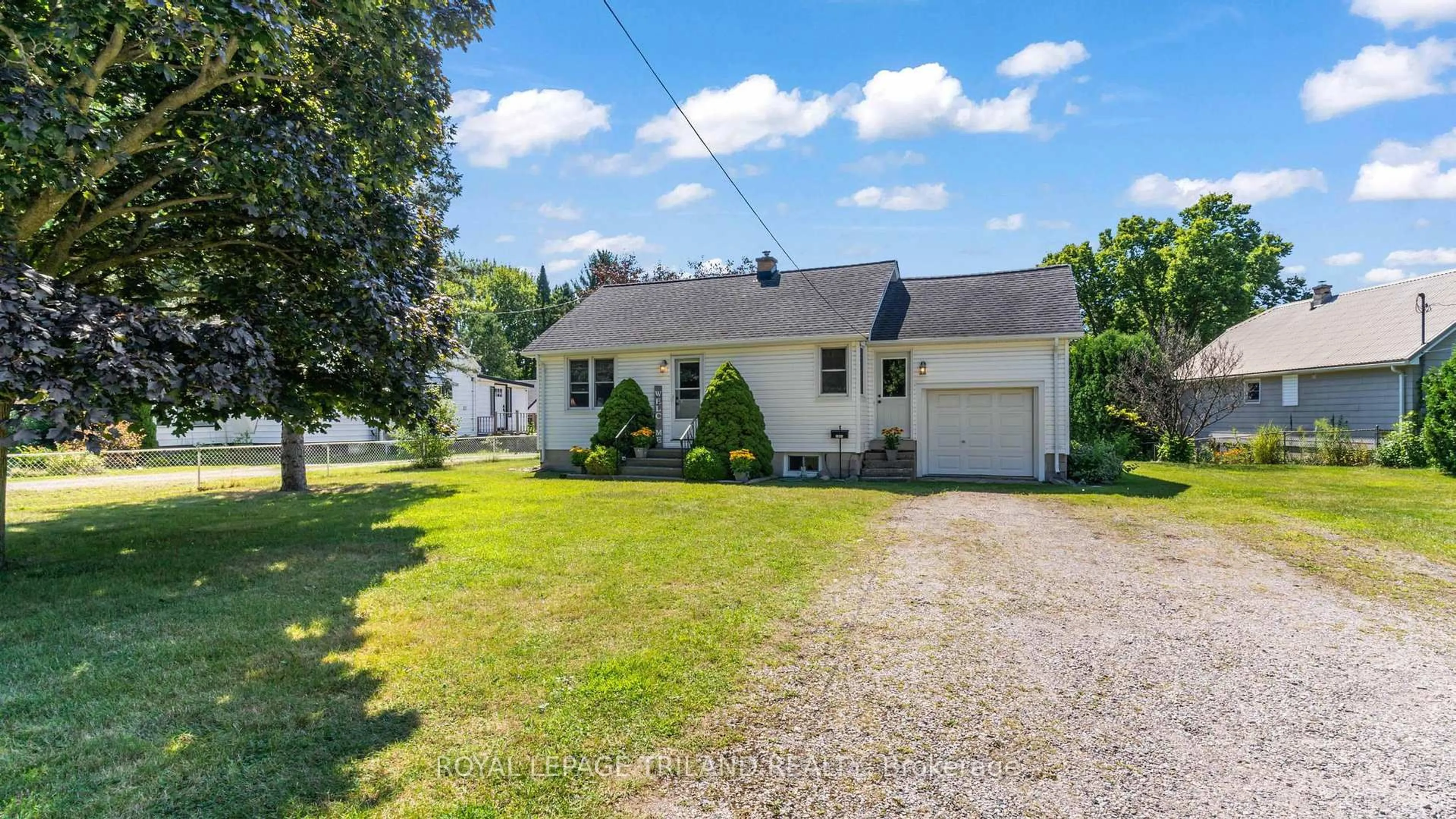 A pic from outside/outdoor area/front of a property/back of a property/a pic from drone, street for 1361 HAMILTON Rd, London East Ontario N5W 5W8