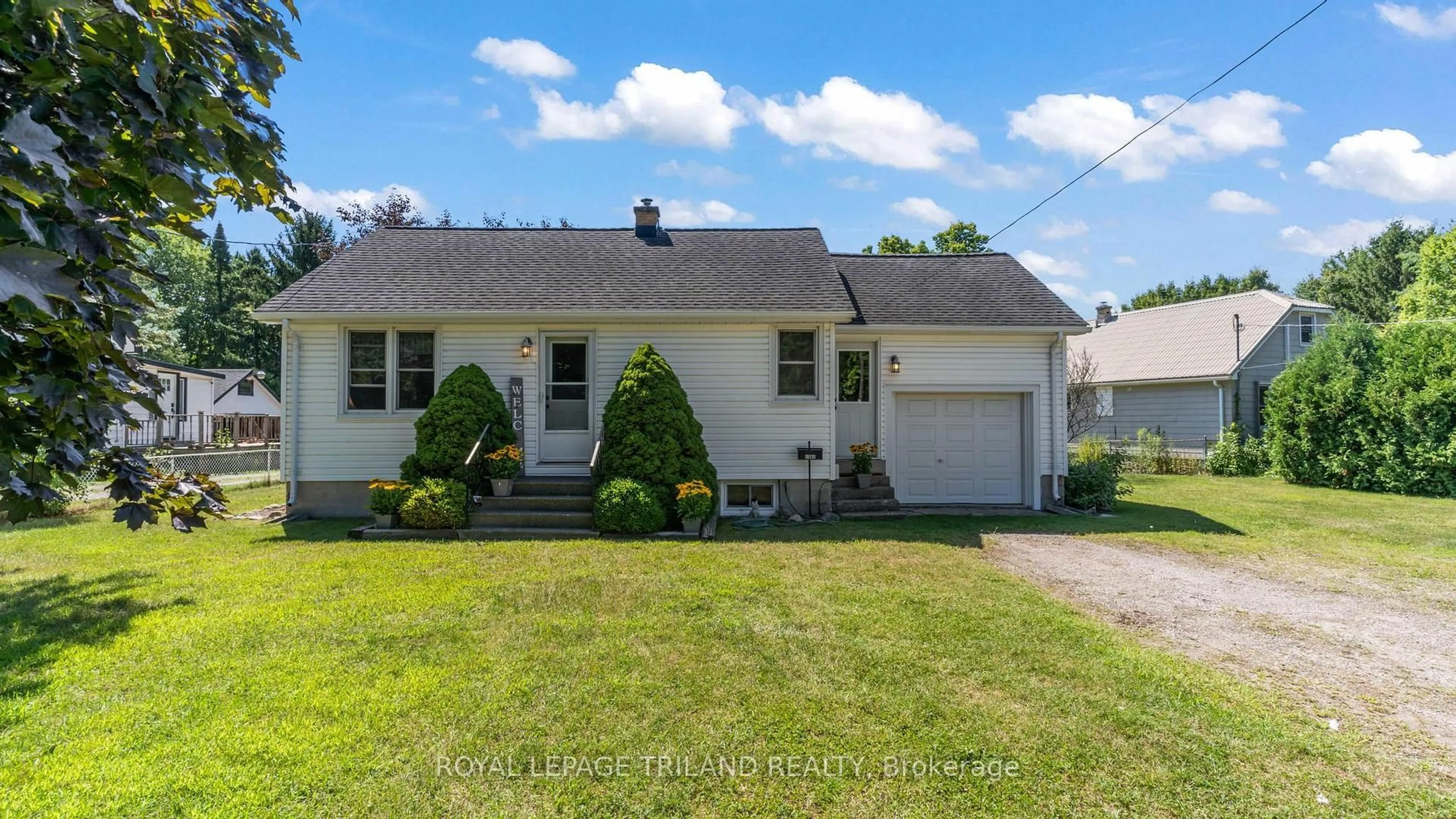Home with vinyl exterior material, street for 1361 HAMILTON Rd, London East Ontario N5W 5W8