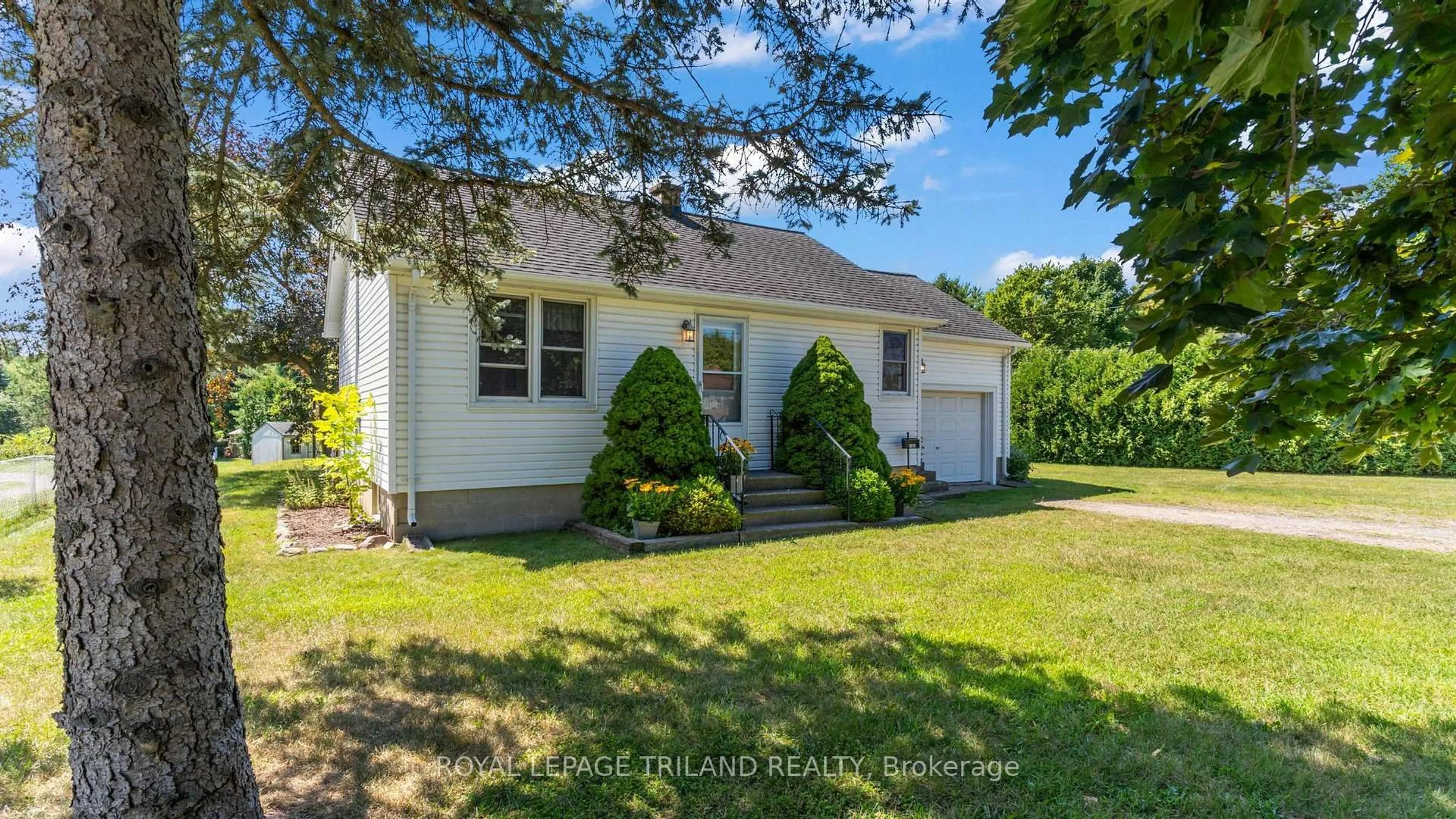 A pic from outside/outdoor area/front of a property/back of a property/a pic from drone, street for 1361 HAMILTON Rd, London East Ontario N5W 5W8
