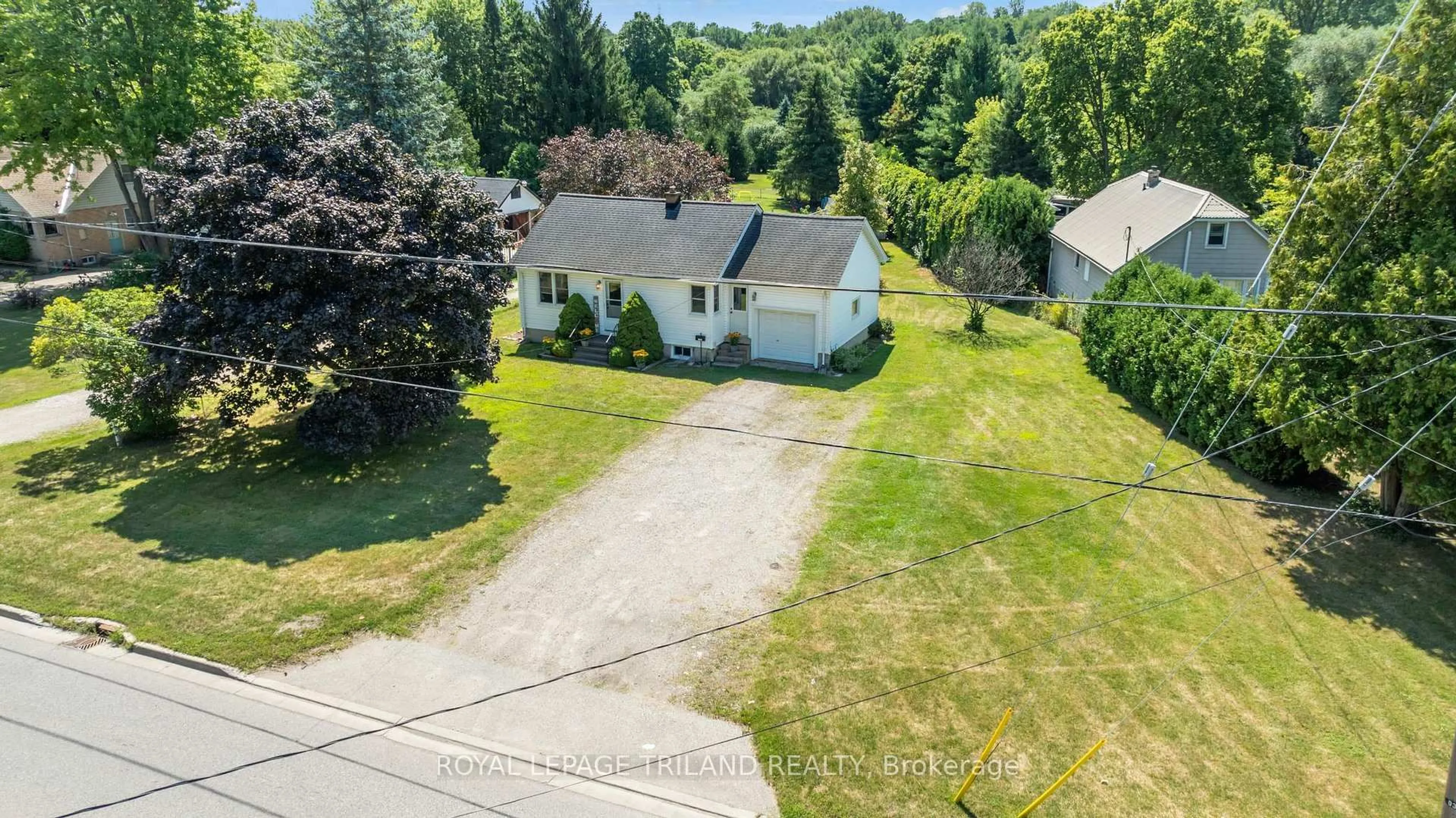 A pic from outside/outdoor area/front of a property/back of a property/a pic from drone, street for 1361 HAMILTON Rd, London East Ontario N5W 5W8