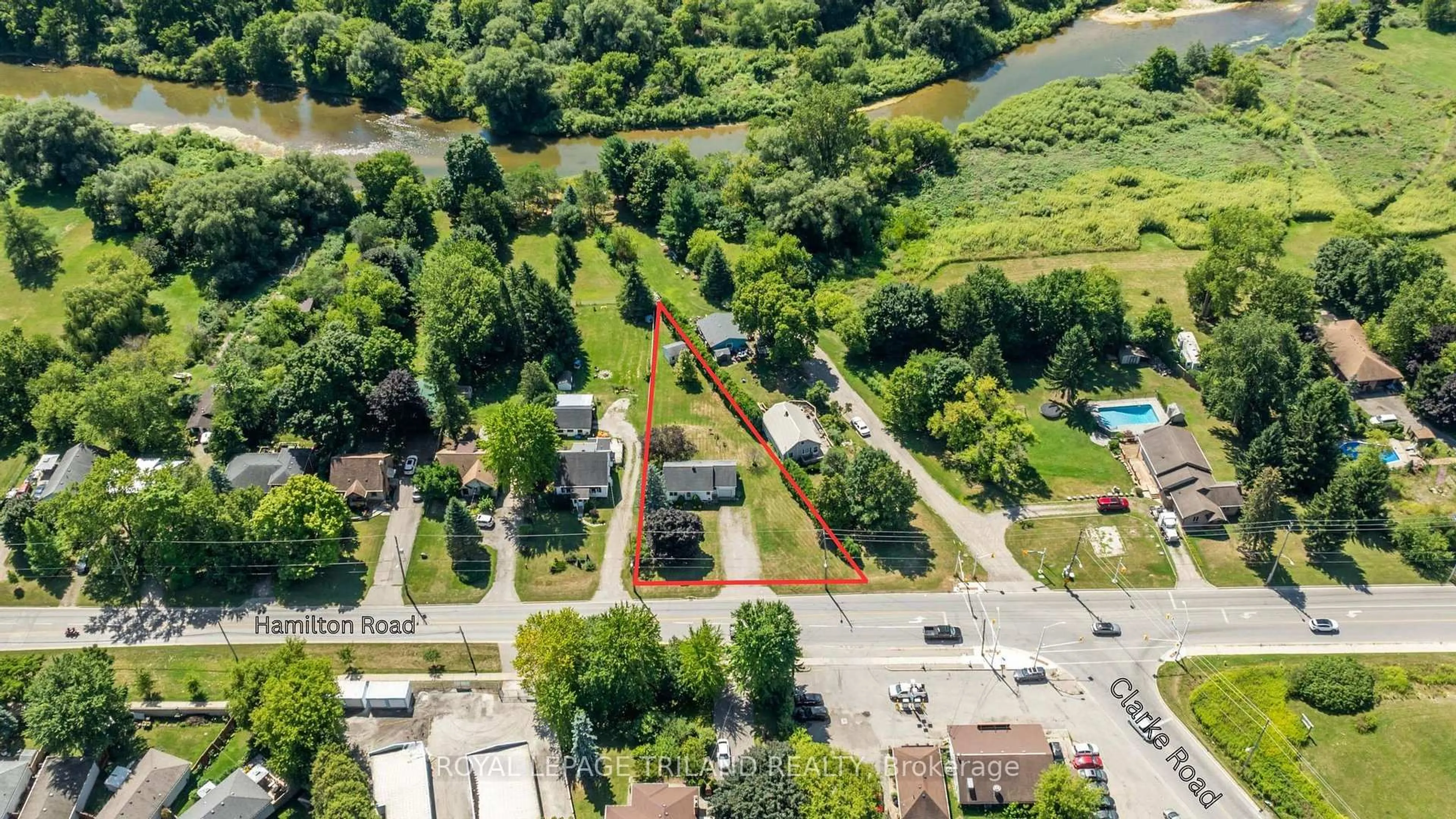 A pic from outside/outdoor area/front of a property/back of a property/a pic from drone, street for 1361 HAMILTON Rd, London East Ontario N5W 5W8