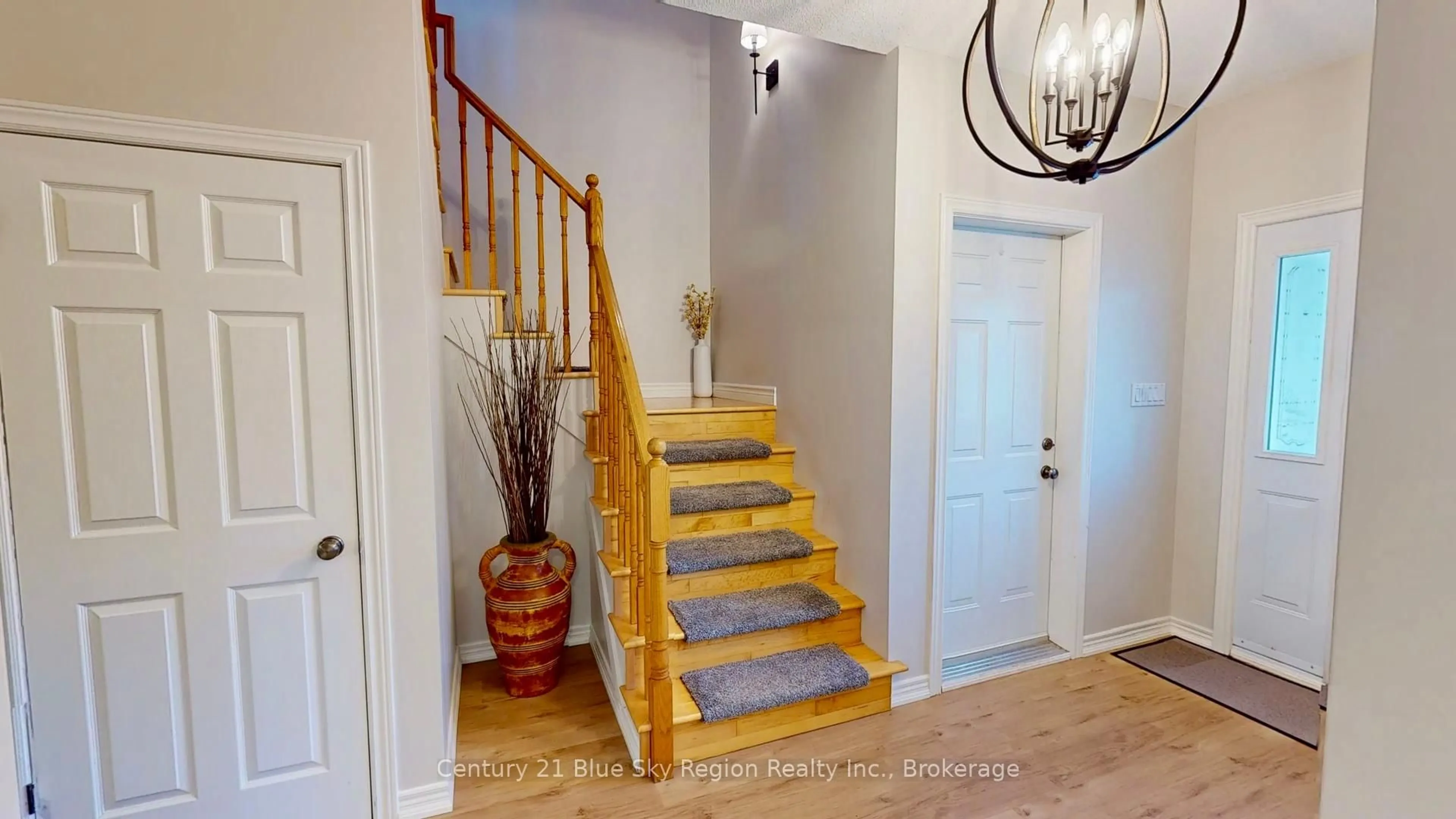 Indoor entryway for 1355 HIGHWAY 94, East Ferris Ontario P0H 1K0