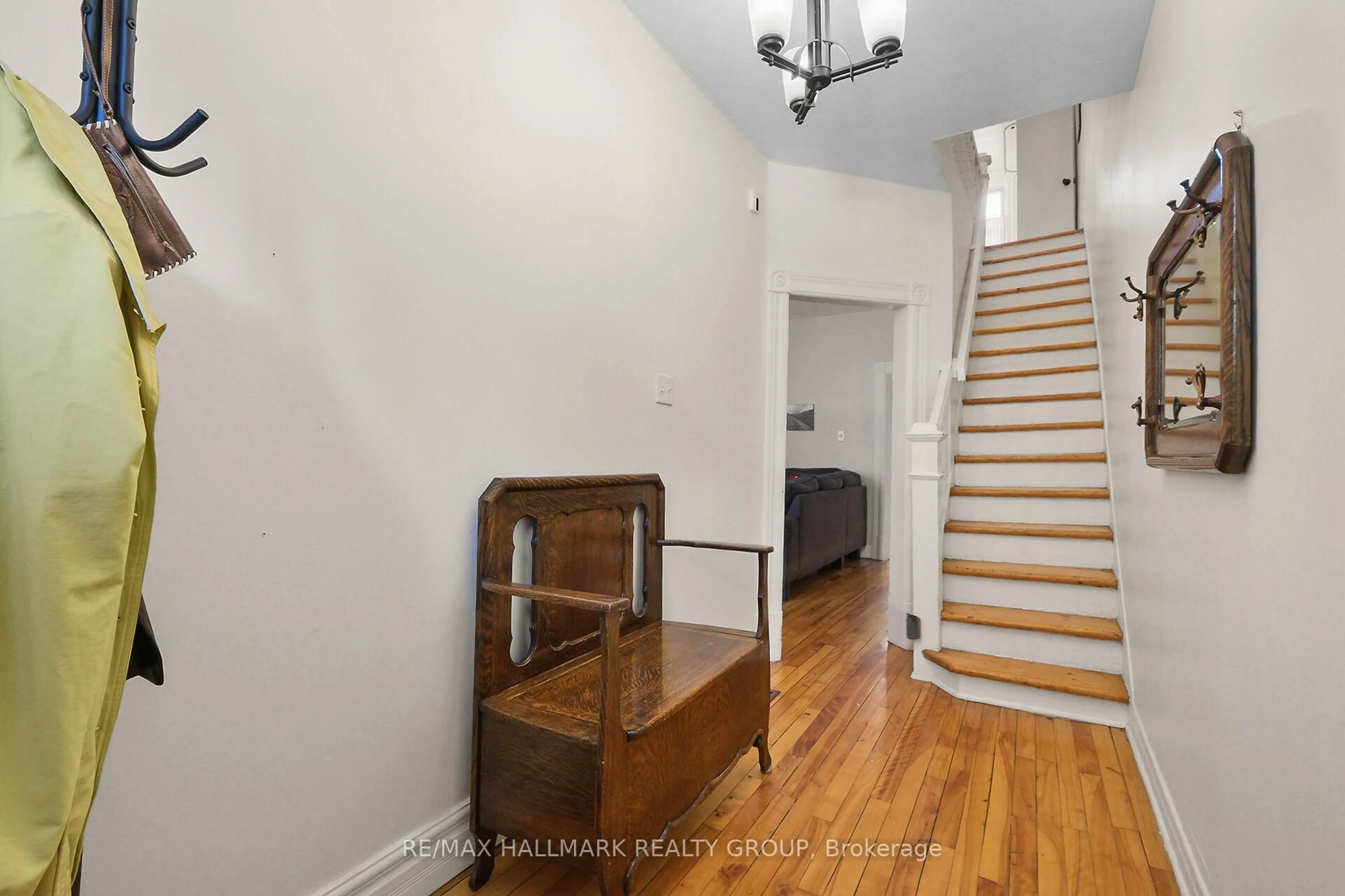 Indoor entryway for 230 Booth St, Ottawa Ontario K1R 7J6