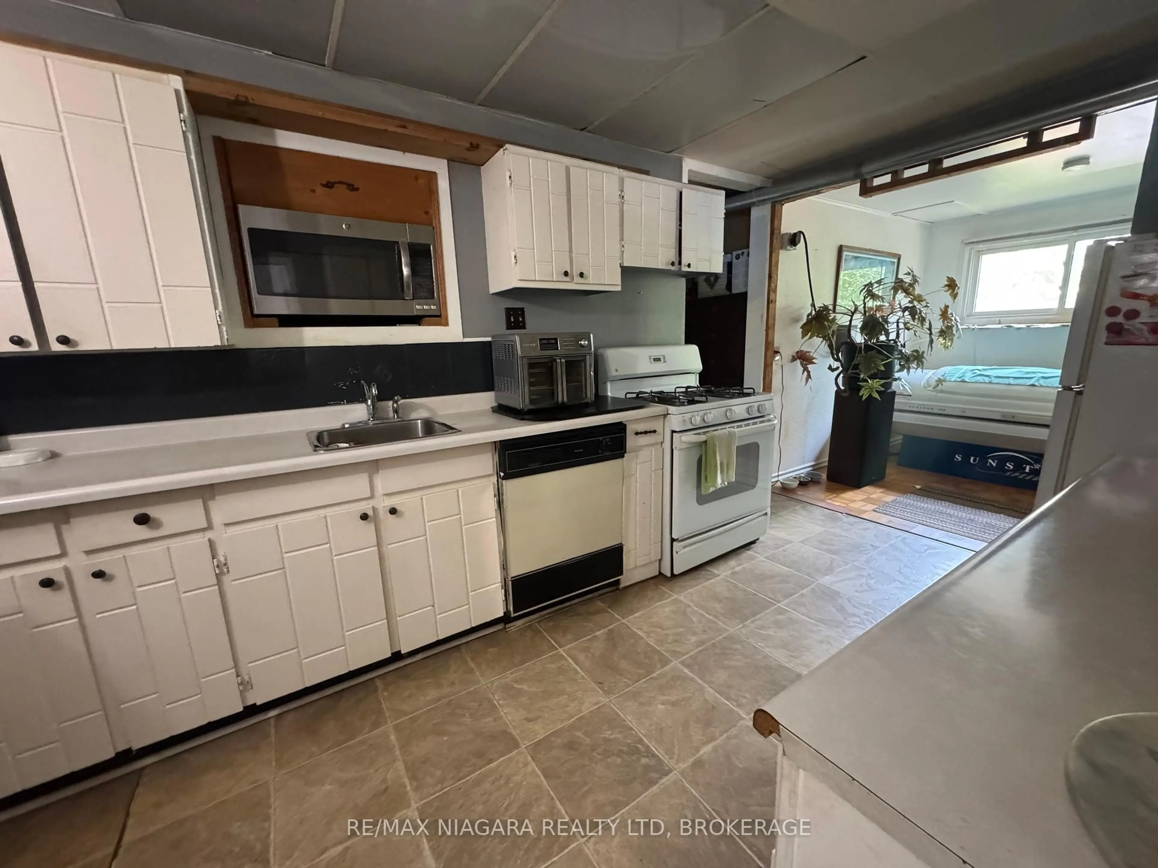 Standard kitchen, unknown for 1640 Dominion Rd, Fort Erie Ontario L2A 5M4