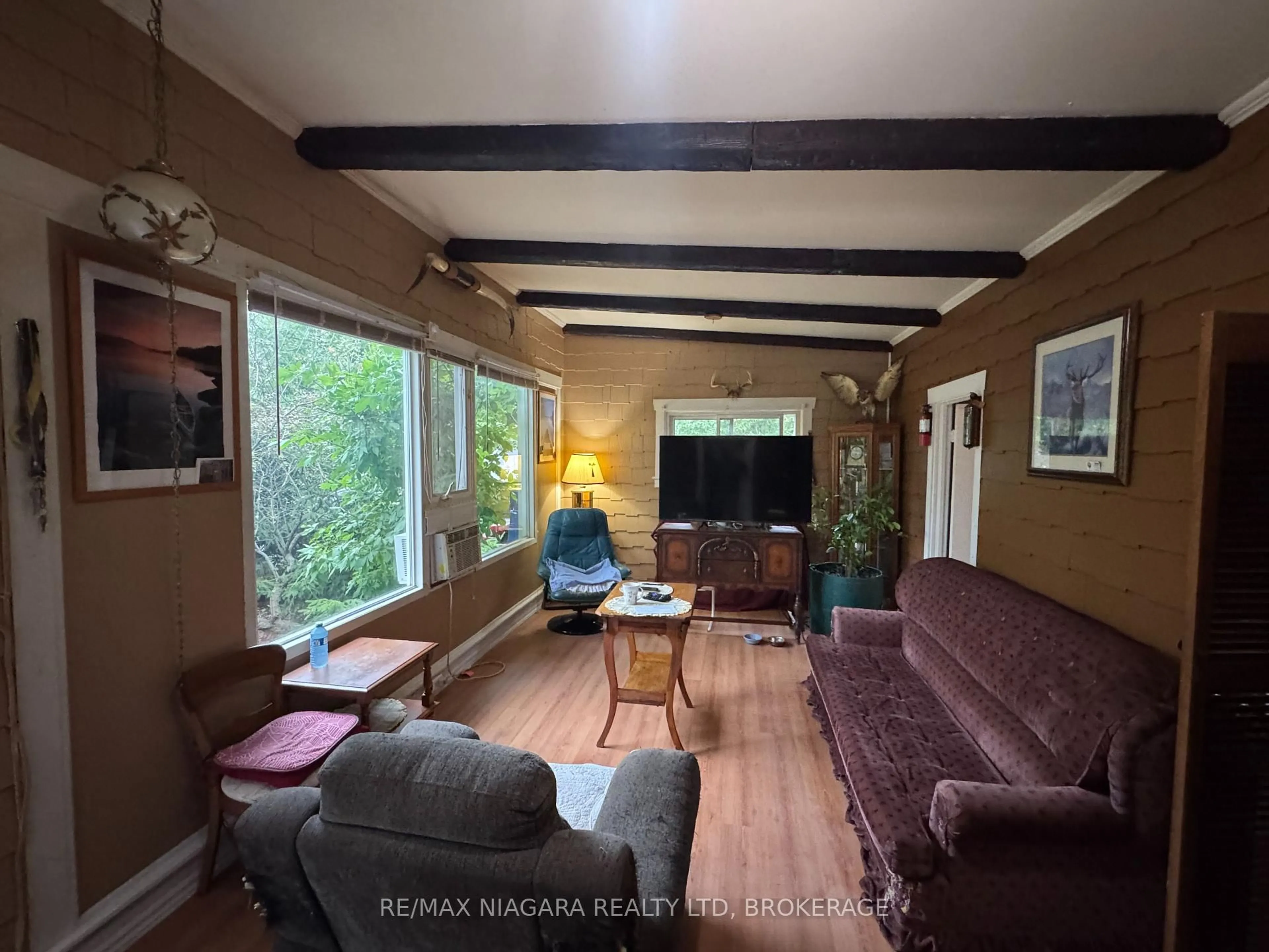 Living room with furniture, unknown for 1640 Dominion Rd, Fort Erie Ontario L2A 5M4