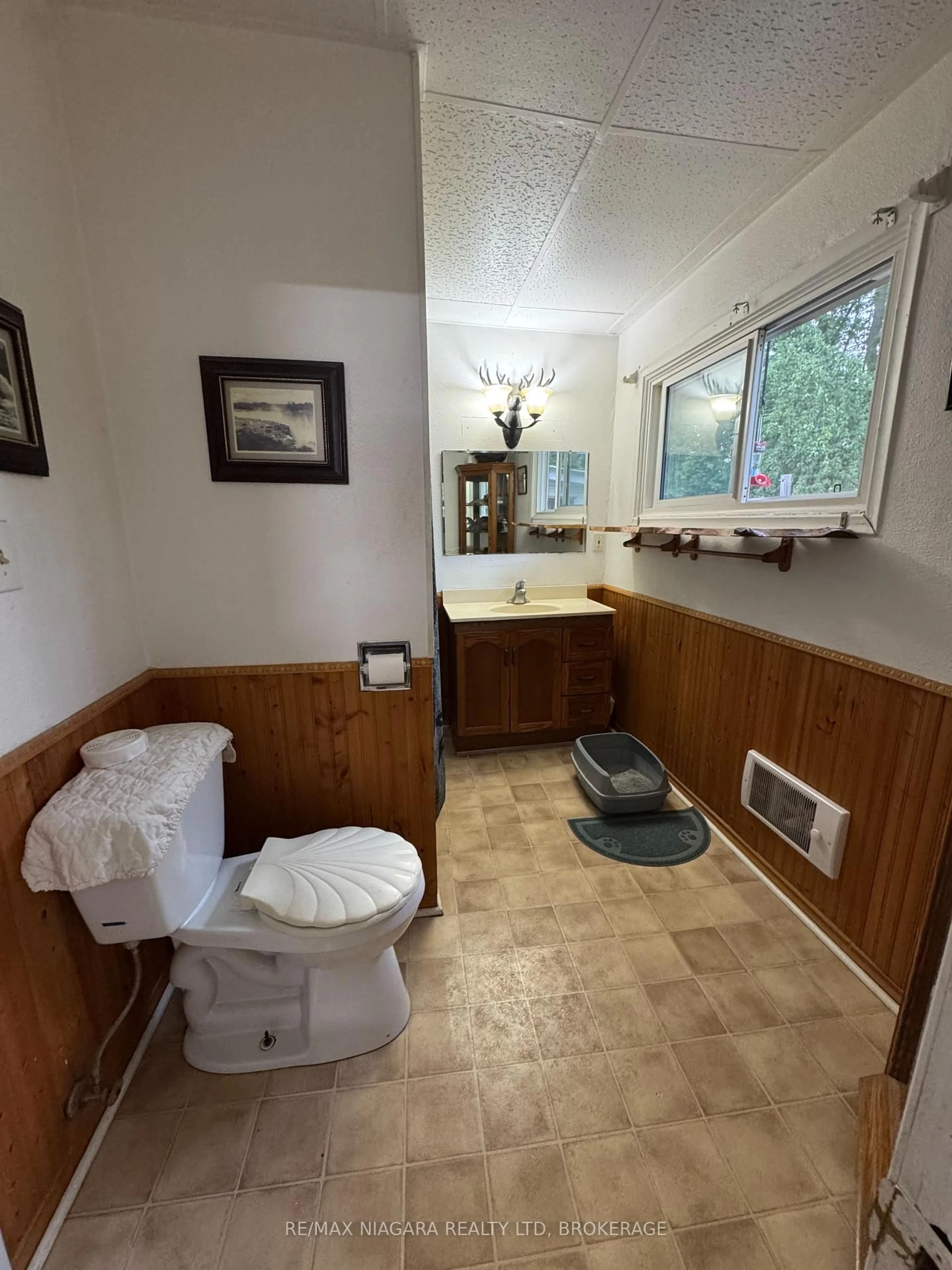 A pic of a room for 1640 Dominion Rd, Fort Erie Ontario L2A 5M4