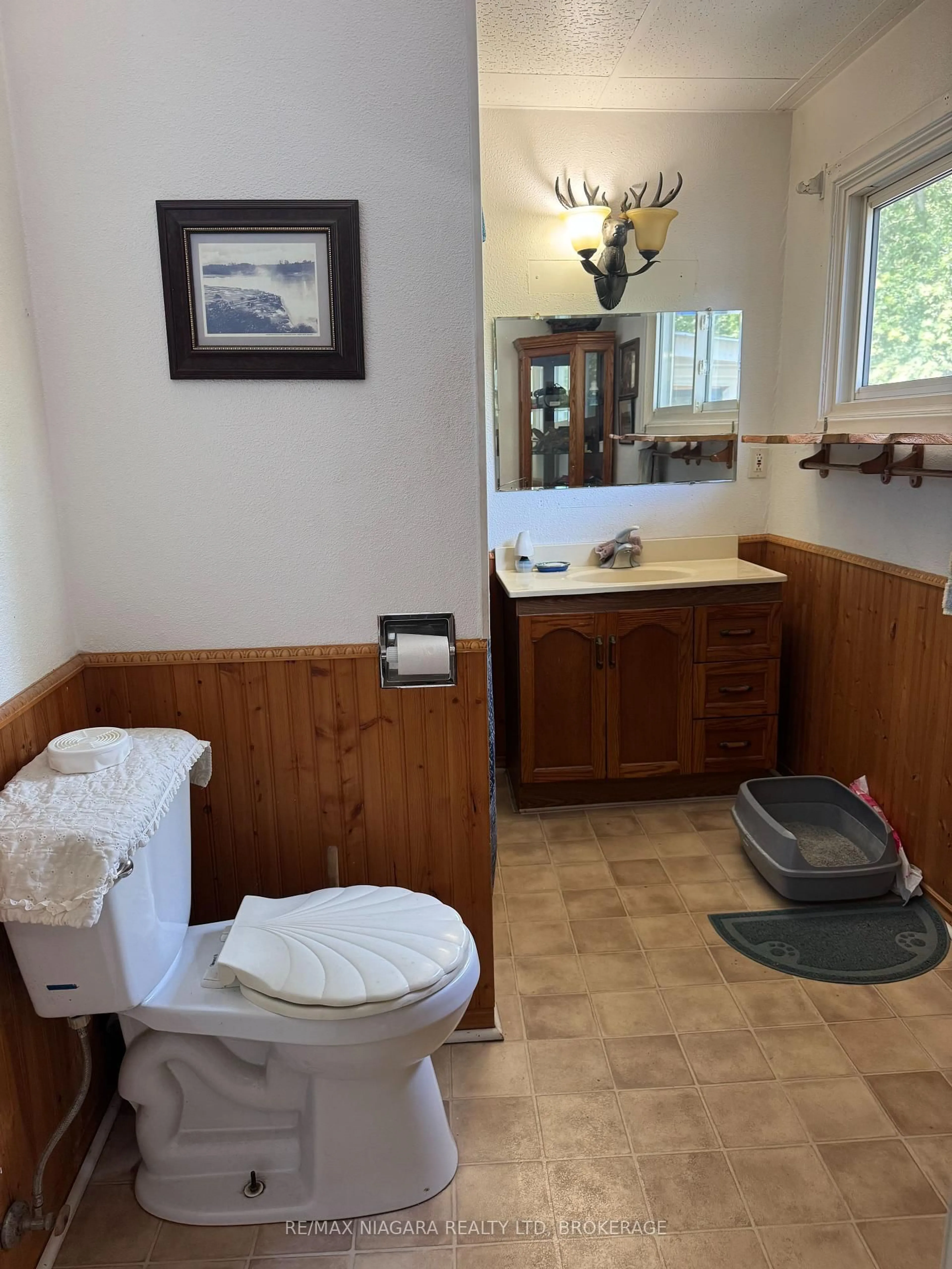 Standard bathroom, unknown for 1640 Dominion Rd, Fort Erie Ontario L2A 5M4