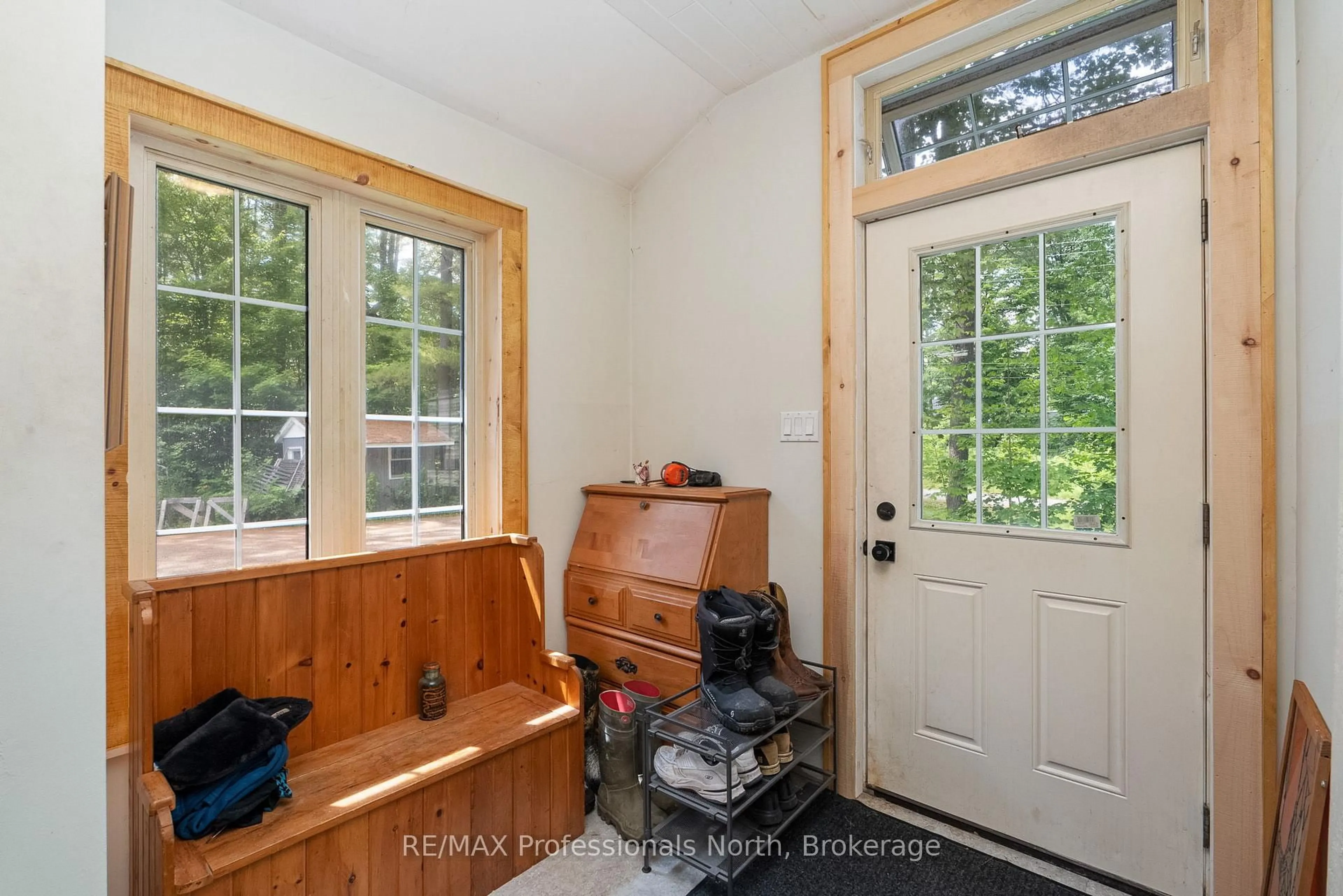Indoor entryway for 187 Stephenson 4 Rd, Huntsville Ontario P0B 1M0