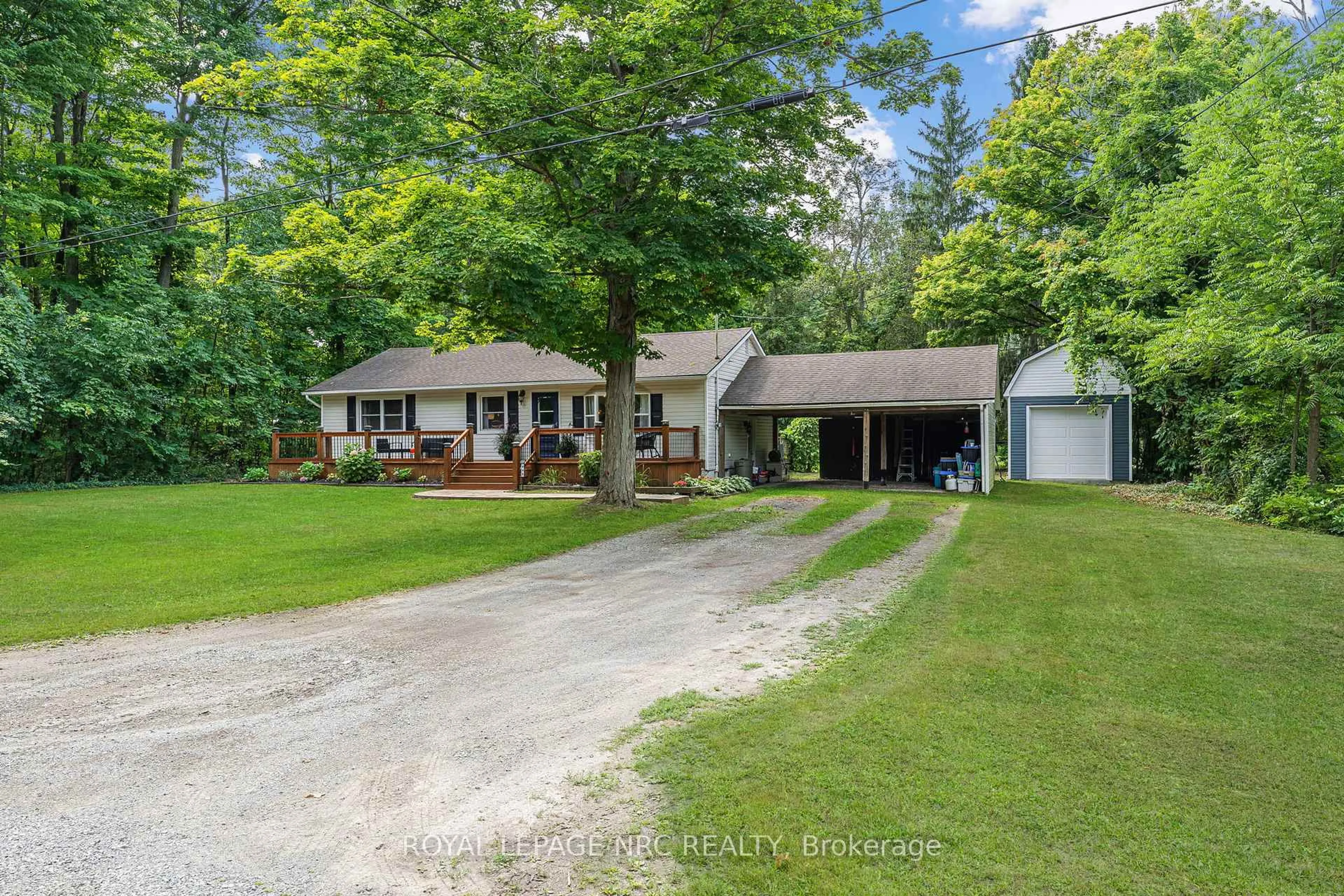A pic from outside/outdoor area/front of a property/back of a property/a pic from drone, unknown for 445 Gloria Rd, Fort Erie Ontario L0S 1N0