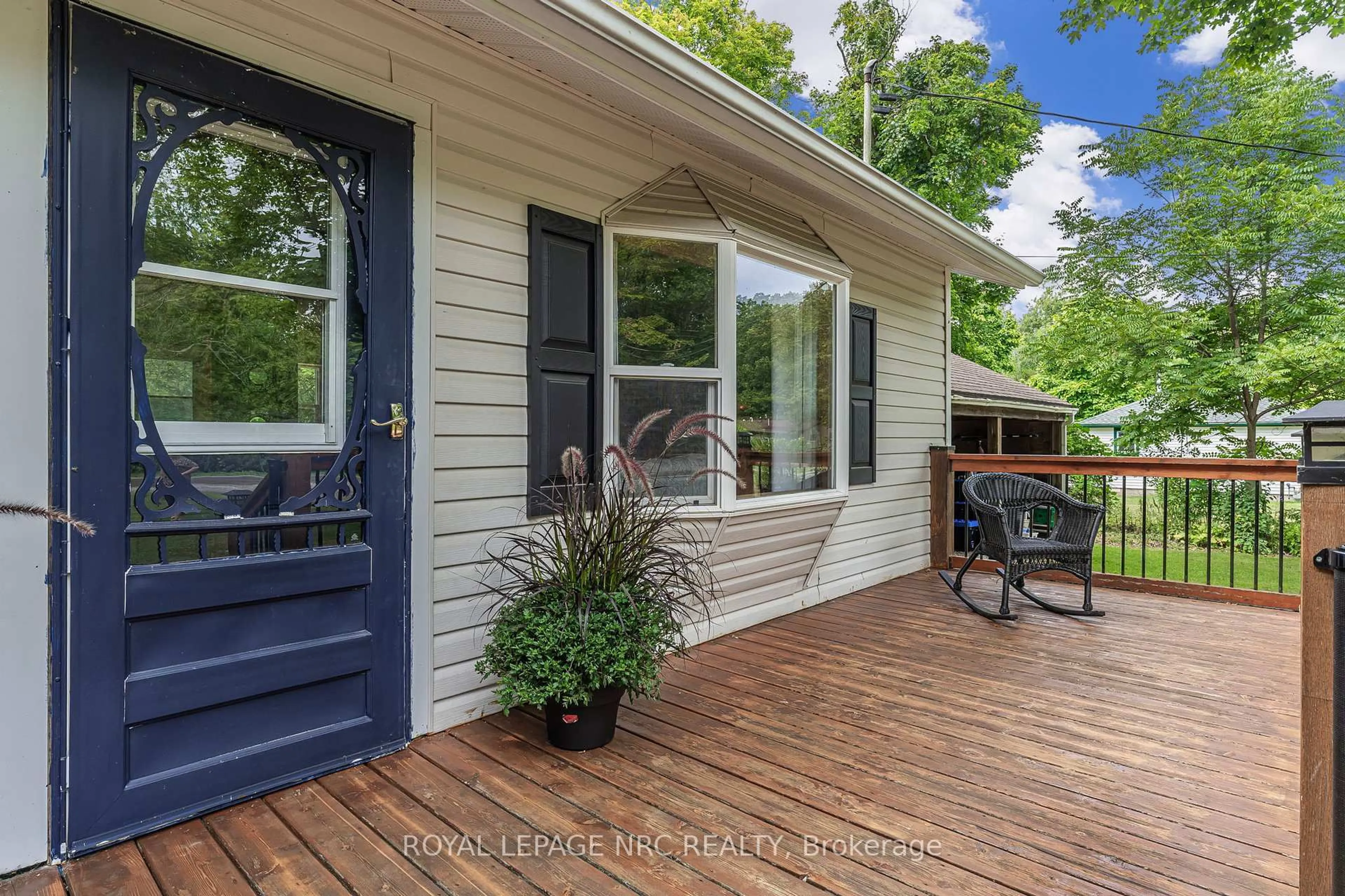 Home with vinyl exterior material, water/lake/river/ocean view for 445 Gloria Rd, Fort Erie Ontario L0S 1N0