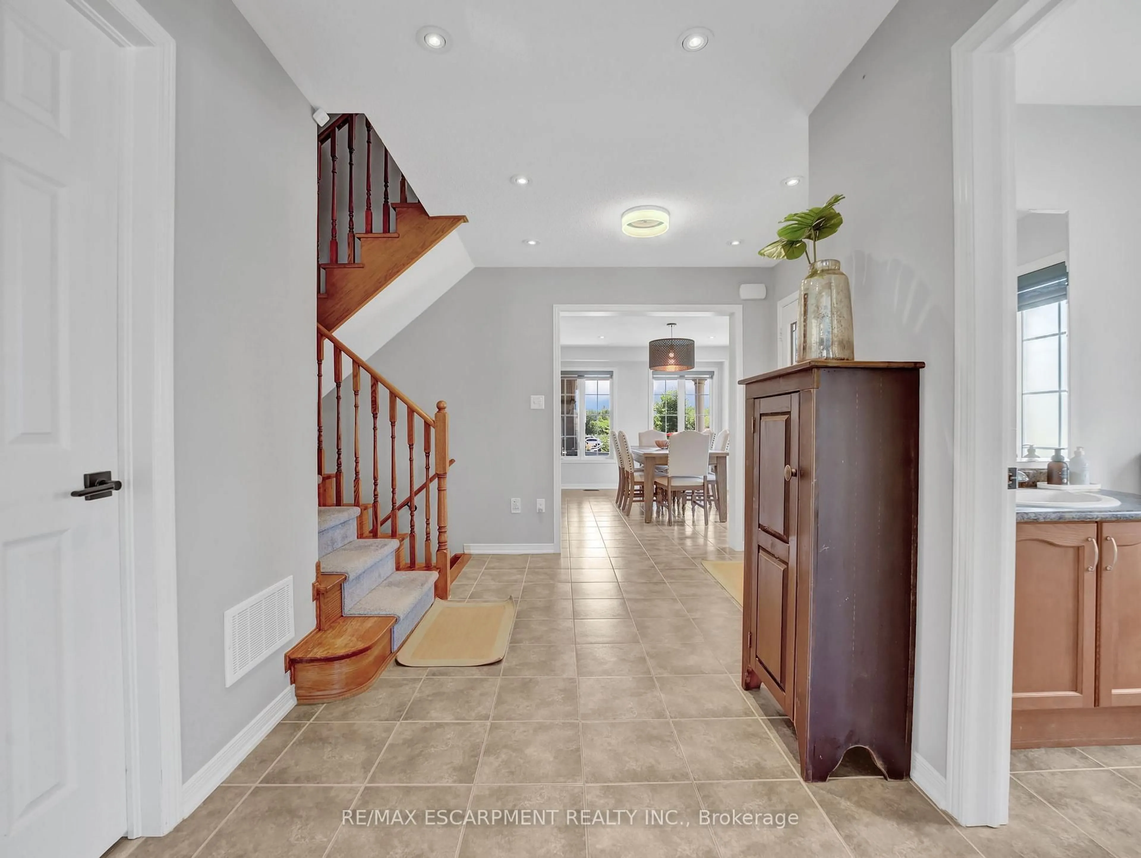 Indoor entryway for 100 BURKE St, Hamilton Ontario L0R 2H7