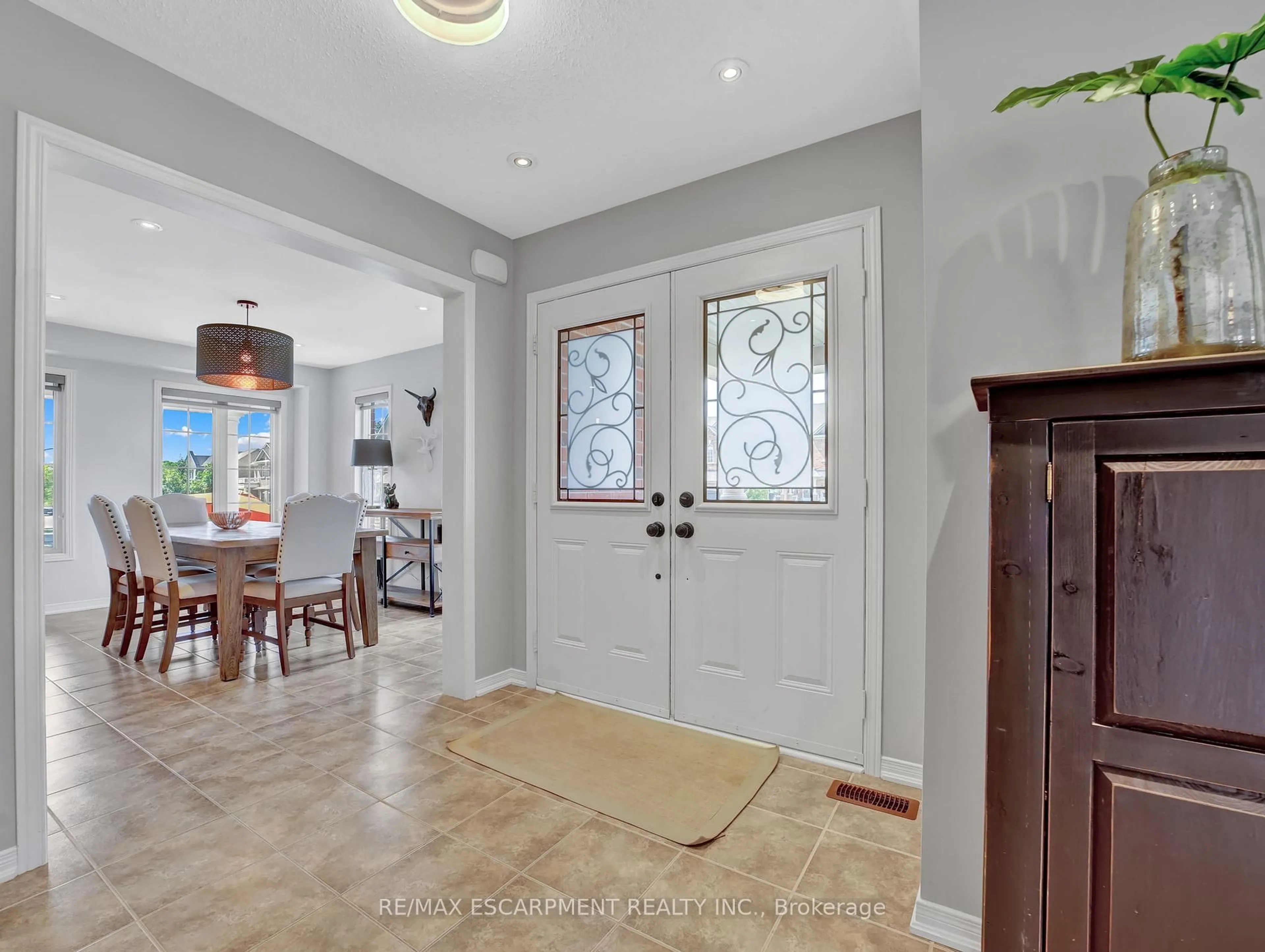 Indoor entryway for 100 BURKE St, Hamilton Ontario L0R 2H7