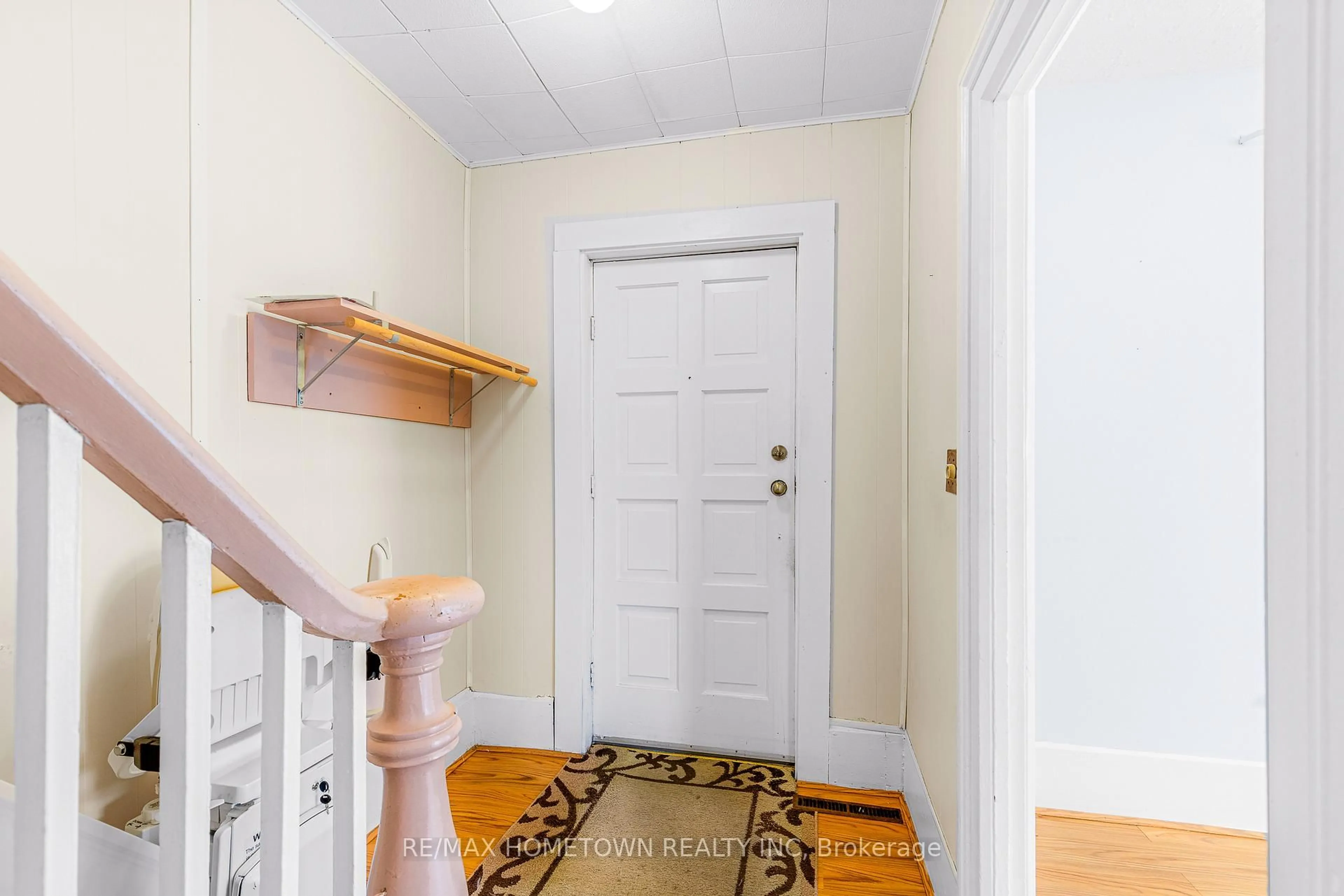 Indoor entryway for 26 Front Ave, Brockville Ontario K6V 1V6
