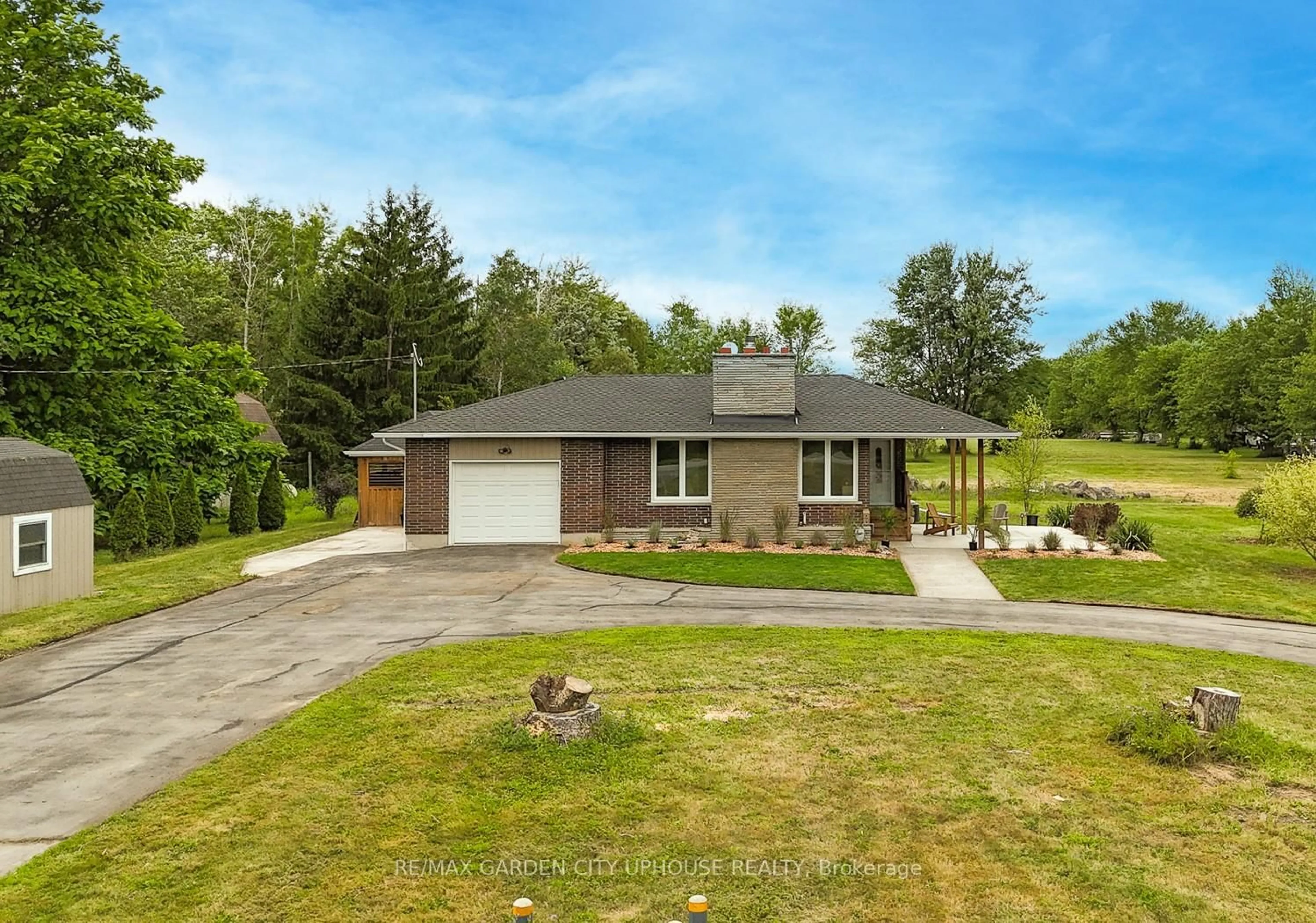 A pic from outside/outdoor area/front of a property/back of a property/a pic from drone, street for 373 Darby Rd, Welland Ontario L0S 1K0