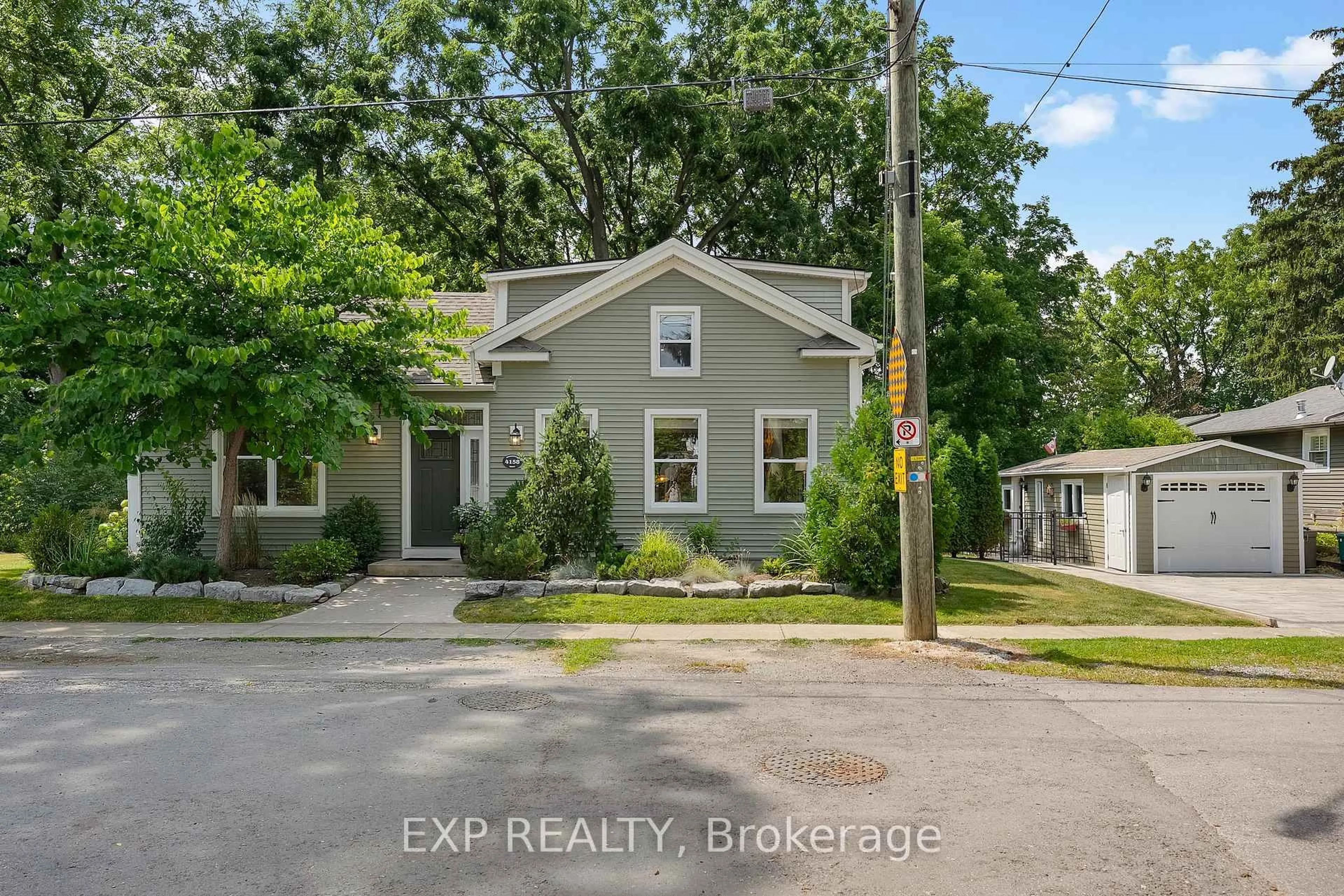 A pic from outside/outdoor area/front of a property/back of a property/a pic from drone, street for 4158 Bridgeport Dr, Lincoln Ontario L0R 2E0