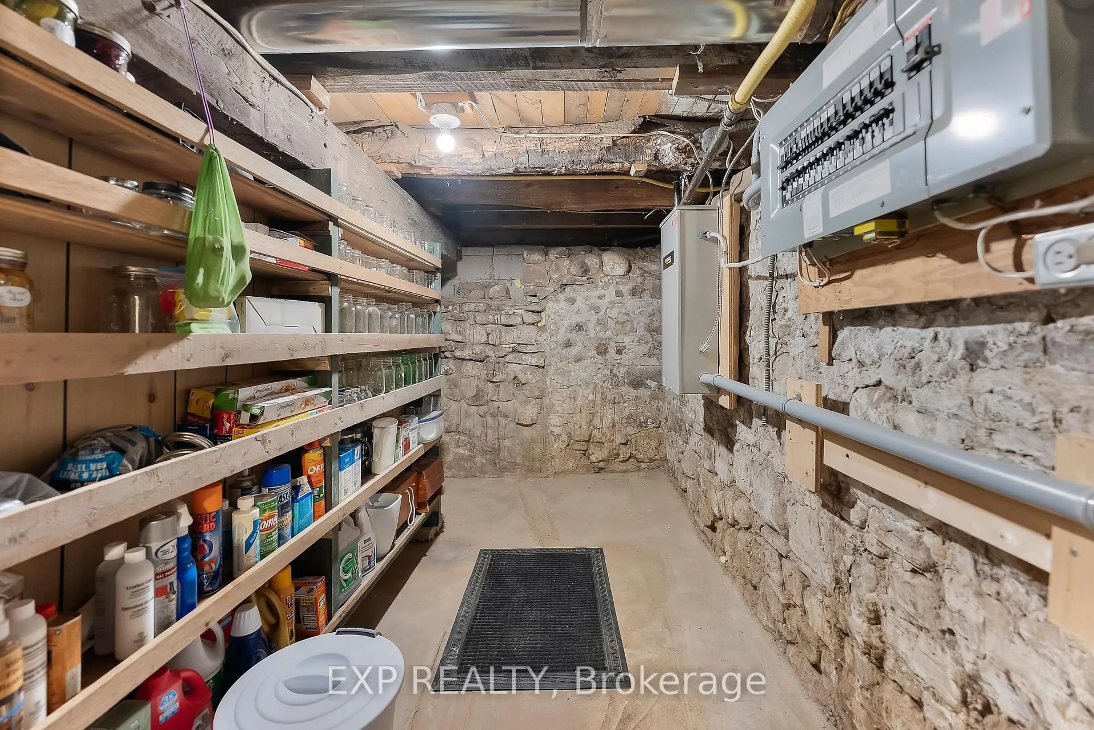 Storage room or clothes room or walk-in closet for 4158 Bridgeport Dr, Lincoln Ontario L0R 2E0