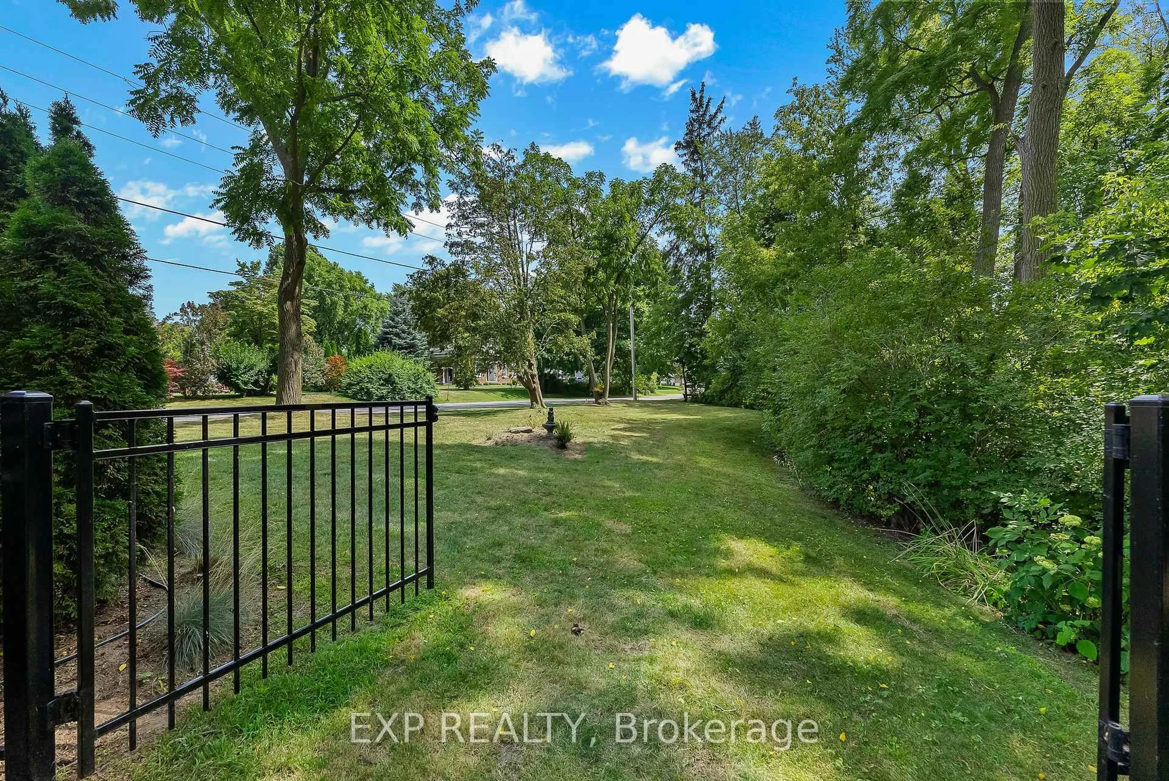 A pic from outside/outdoor area/front of a property/back of a property/a pic from drone, water/lake/river/ocean view for 4158 Bridgeport Dr, Lincoln Ontario L0R 2E0