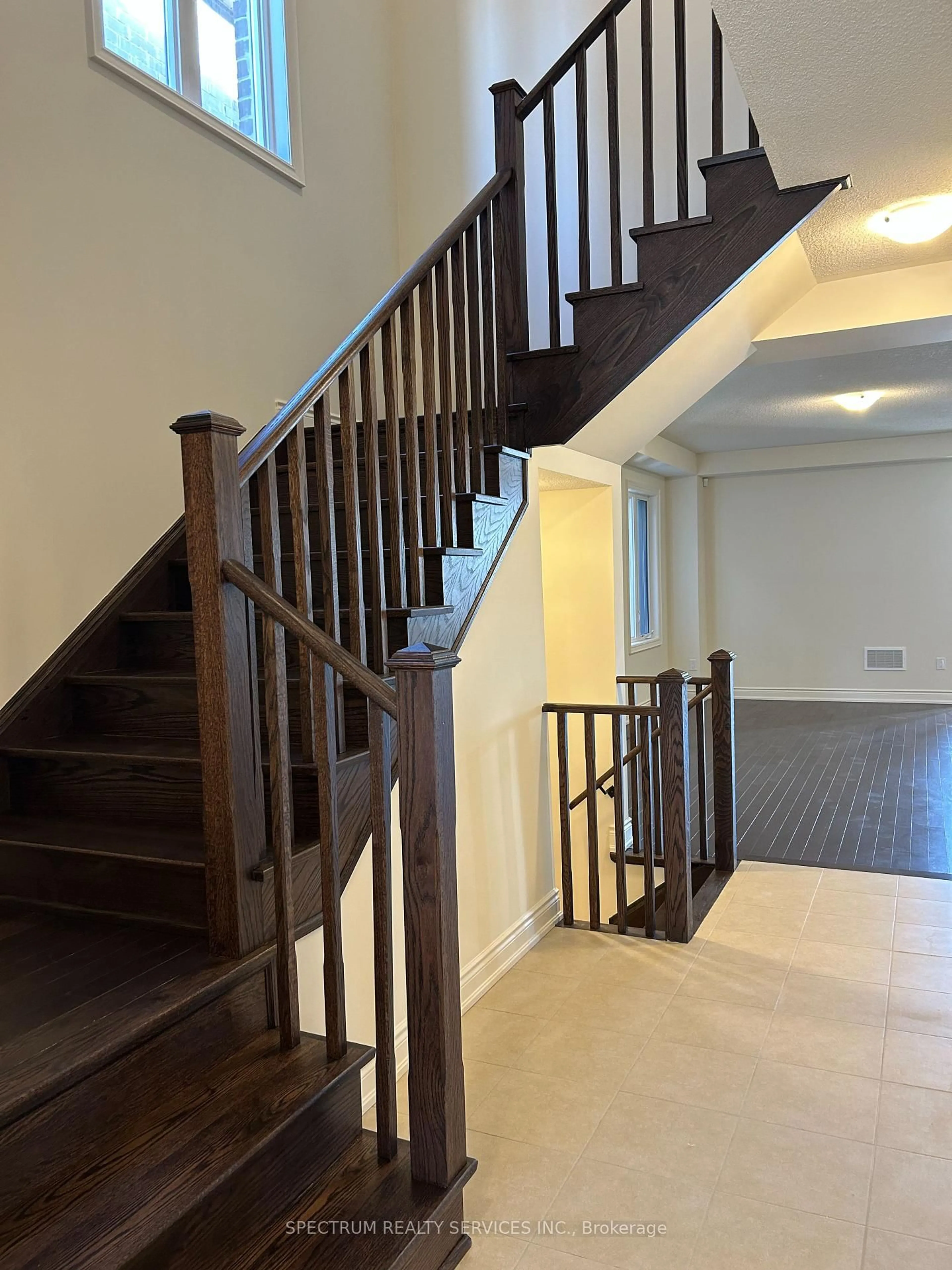 Indoor foyer for 148 Bloomfield Cres, Cambridge Ontario N1T 0G5