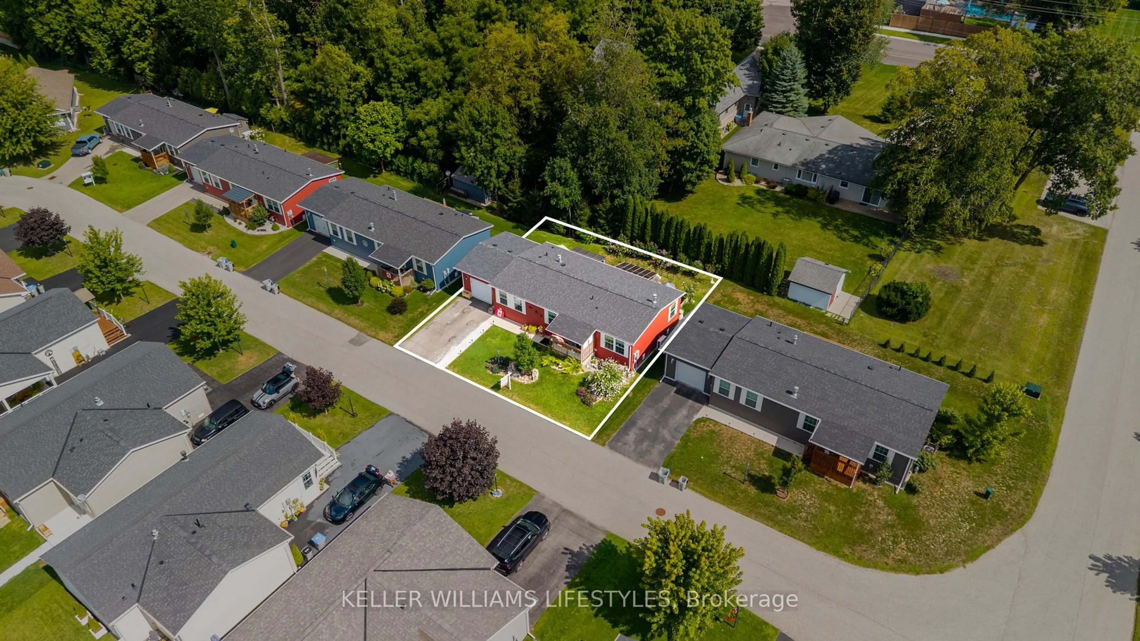 A pic from outside/outdoor area/front of a property/back of a property/a pic from drone, street for 21 Kellestine Dr, Strathroy-Caradoc Ontario N7G 0C5