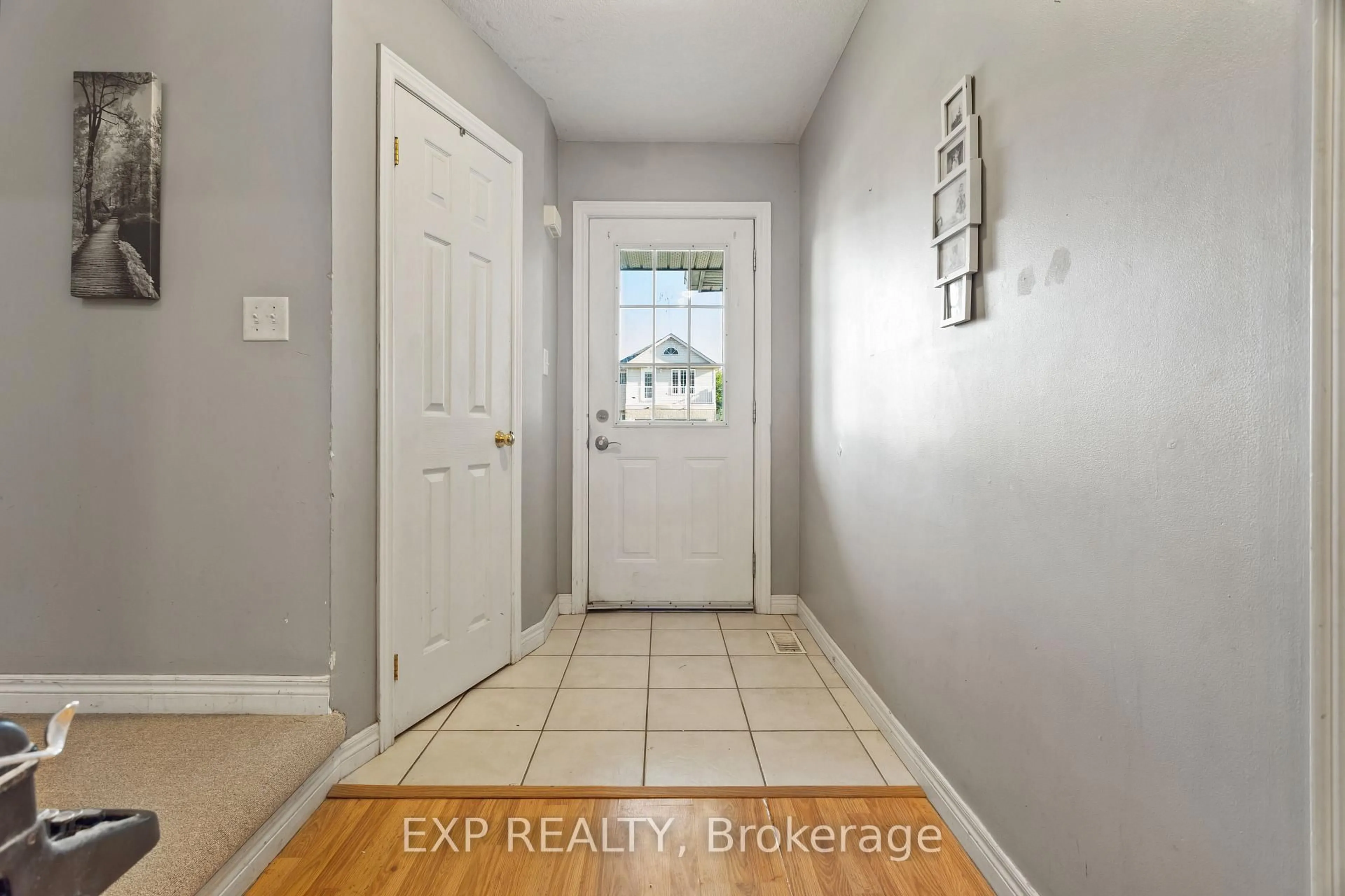 Indoor entryway for 118 Chateau Cres, Cambridge Ontario N3H 5S3
