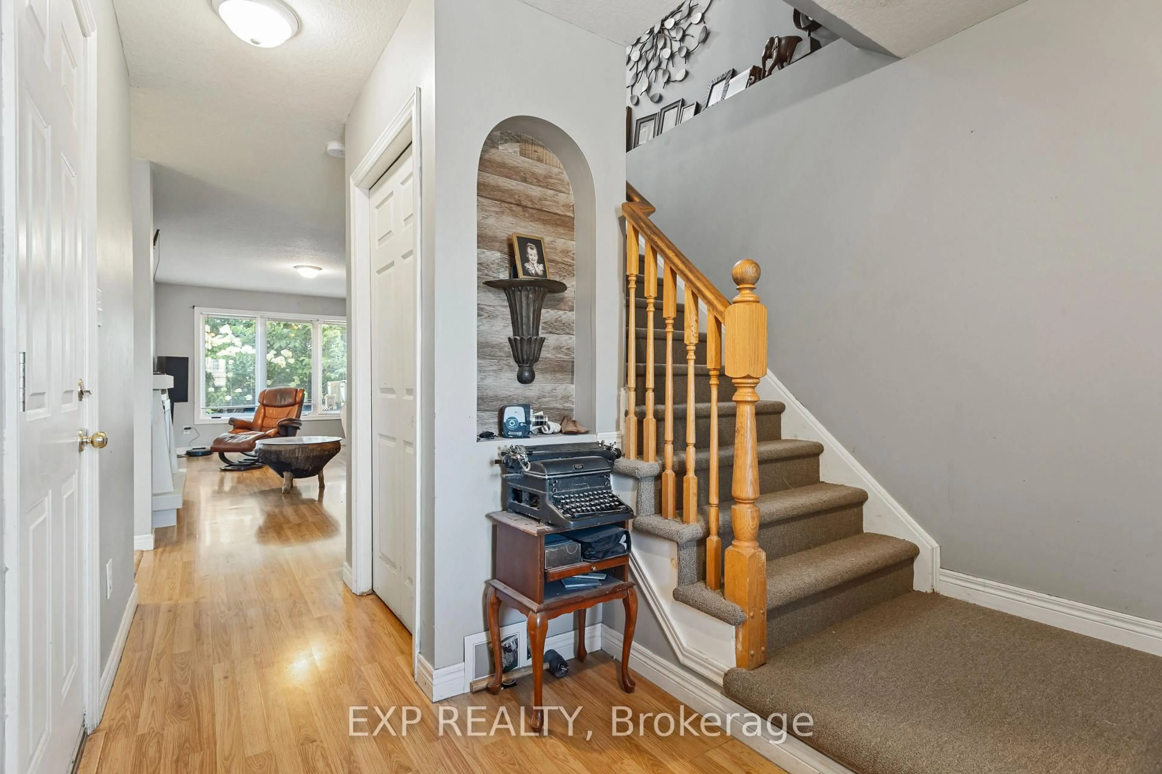 Indoor entryway for 118 Chateau Cres, Cambridge Ontario N3H 5S3