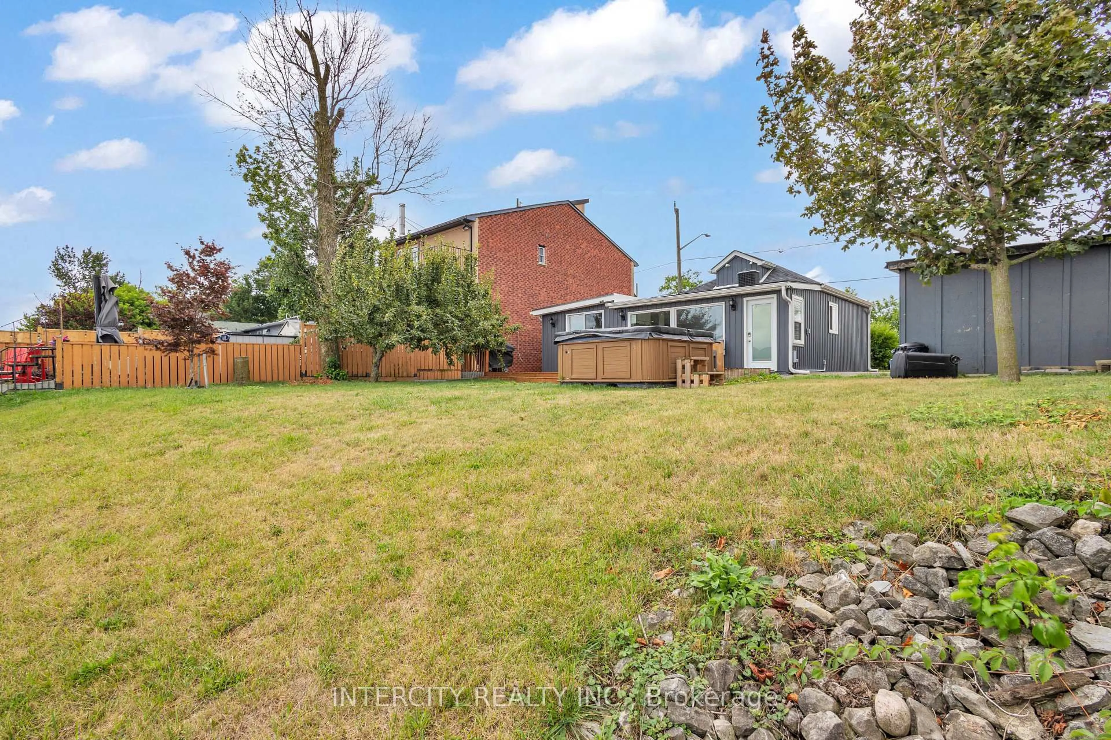 A pic from outside/outdoor area/front of a property/back of a property/a pic from drone, street for 24 Trillium Ave, Hamilton Ontario L8E 5E1