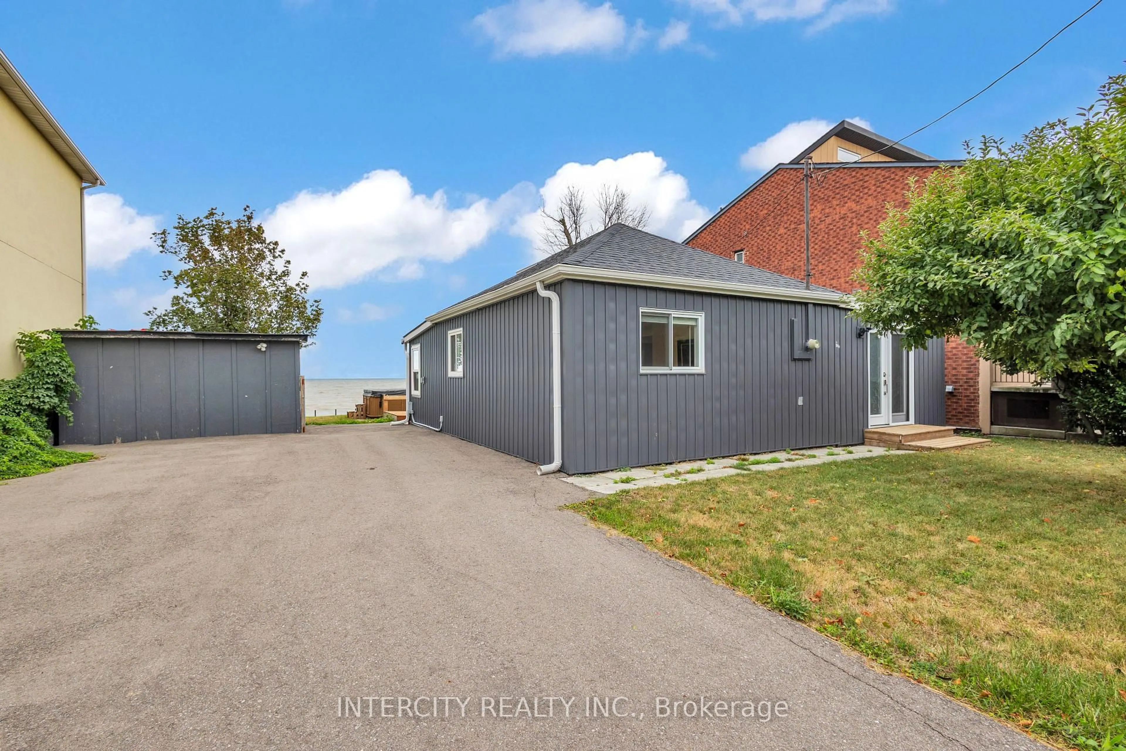 A pic from outside/outdoor area/front of a property/back of a property/a pic from drone, street for 24 Trillium Ave, Hamilton Ontario L8E 5E1