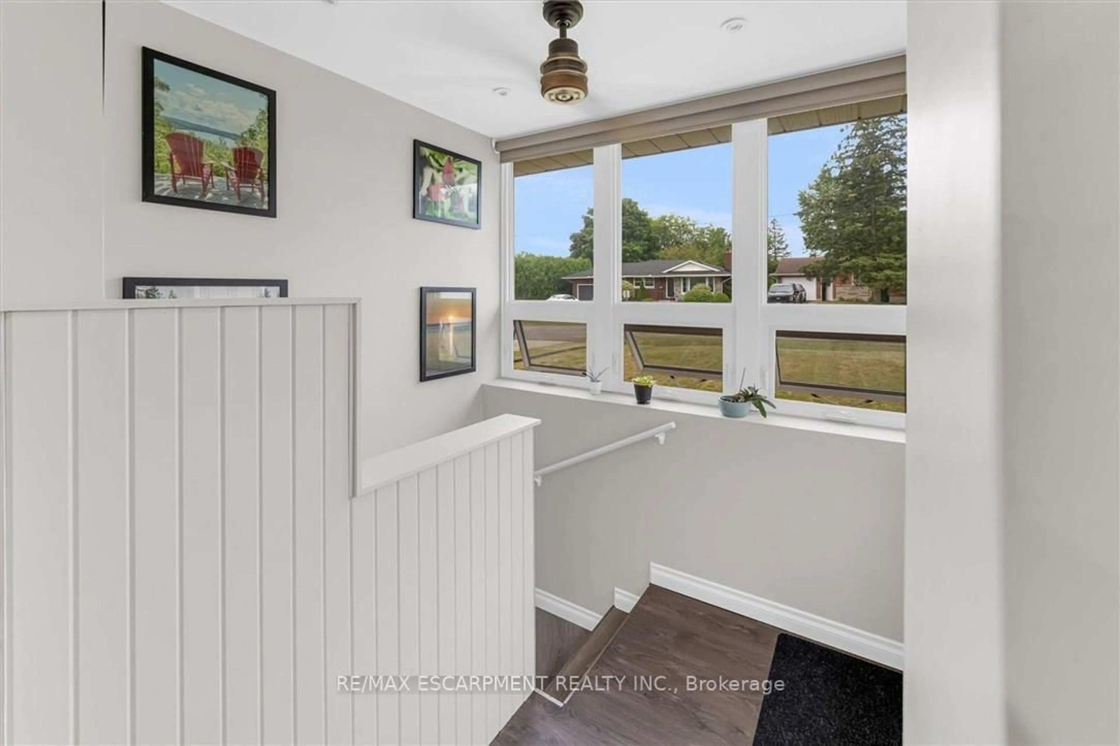 Indoor entryway for 5073 Charles St, Lincoln Ontario L3J 0K5