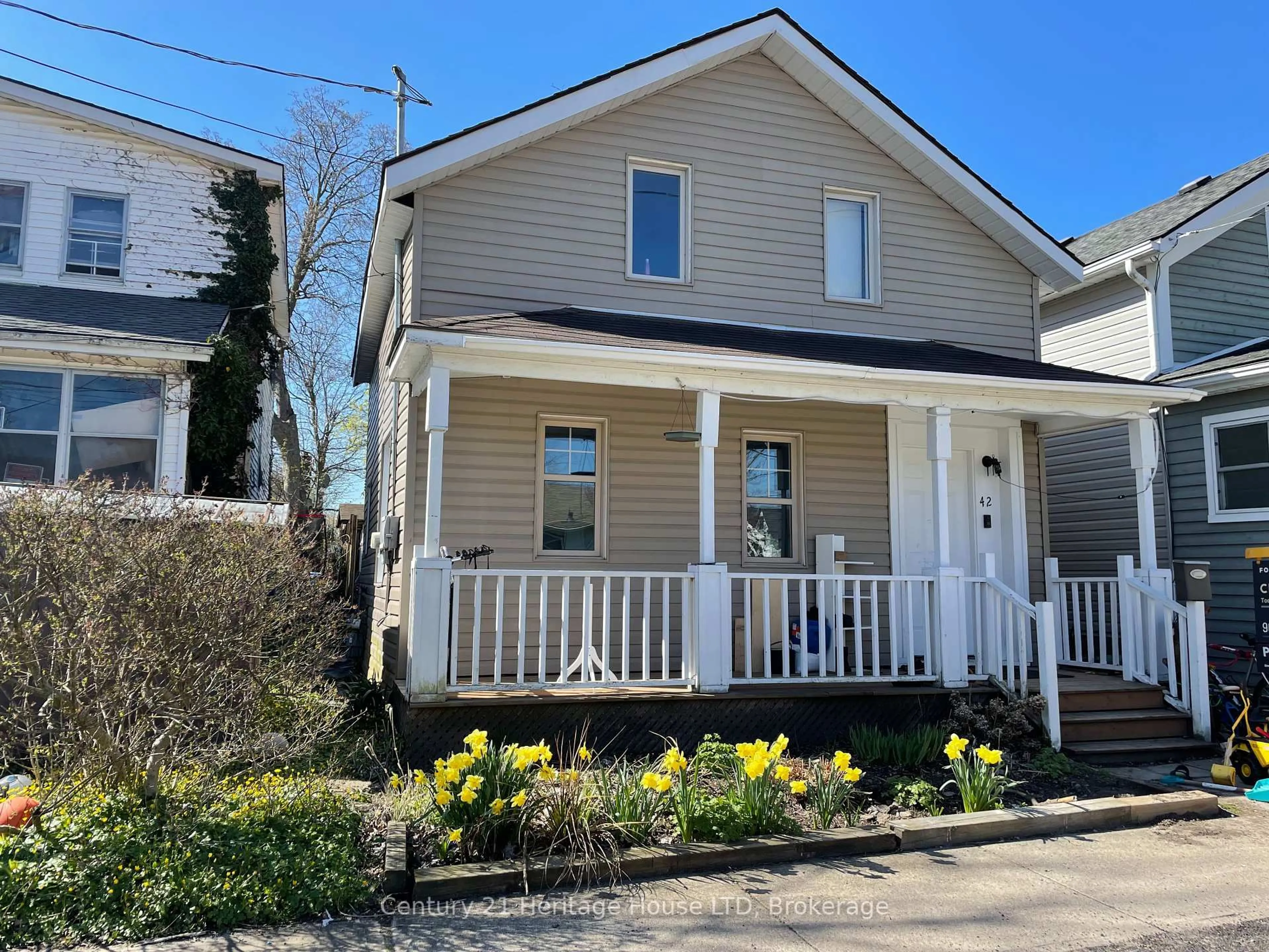 Home with vinyl exterior material, street for 42 Forsythe St, Fort Erie Ontario L2A 1X2