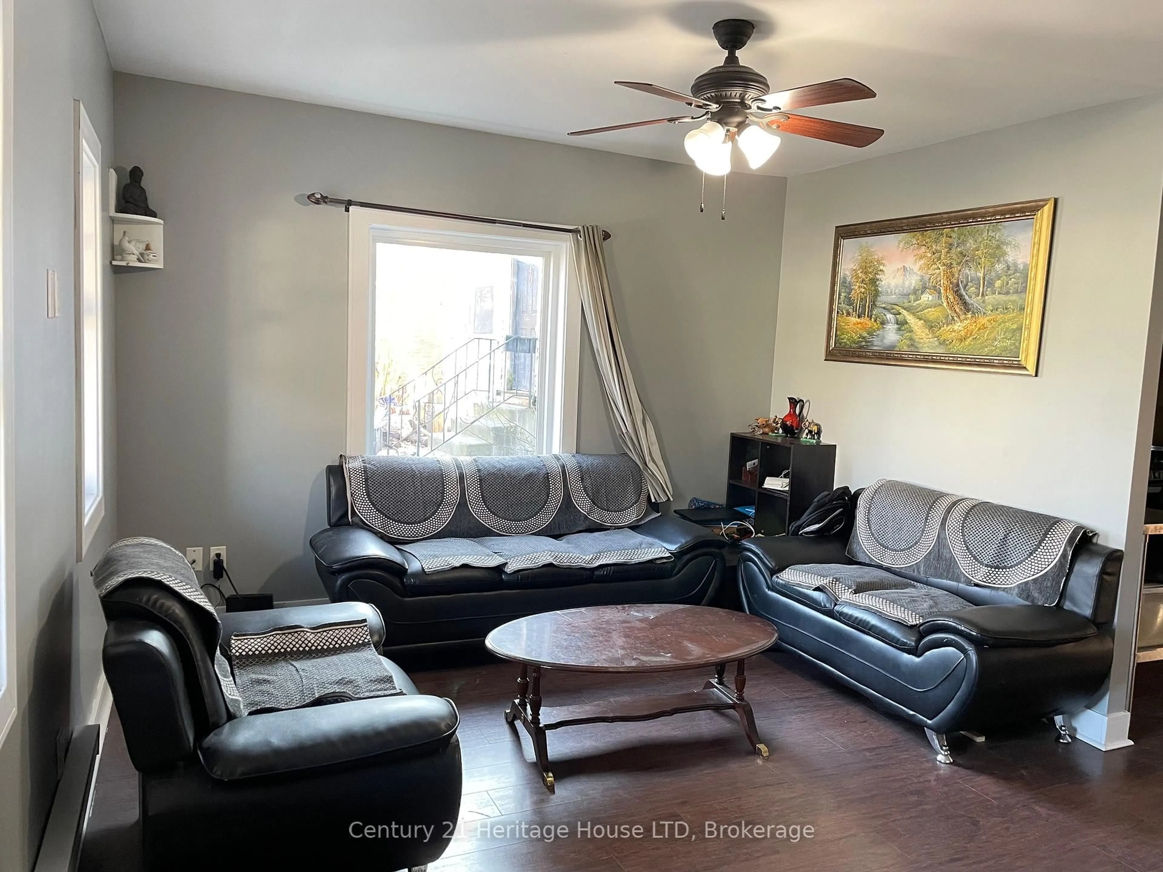 Living room with furniture, unknown for 42 Forsythe St, Fort Erie Ontario L2A 1X2