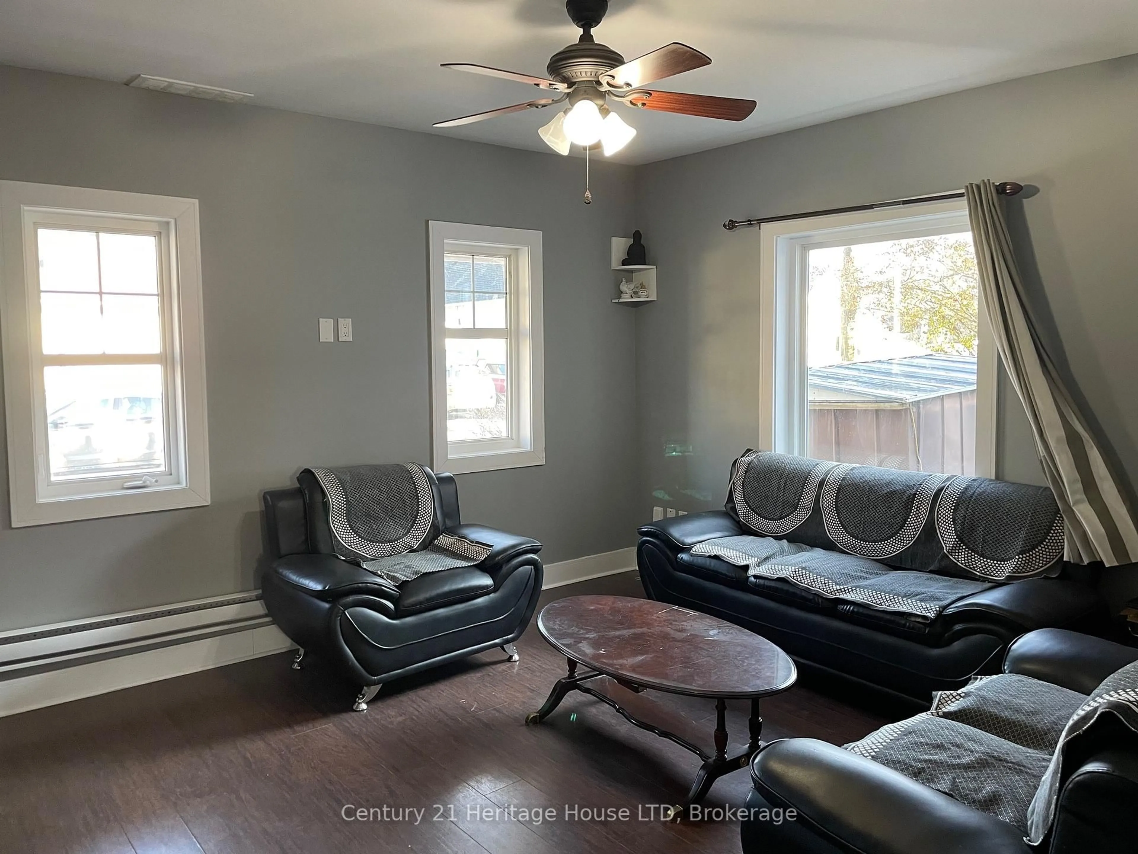 Living room with furniture, unknown for 42 Forsythe St, Fort Erie Ontario L2A 1X2