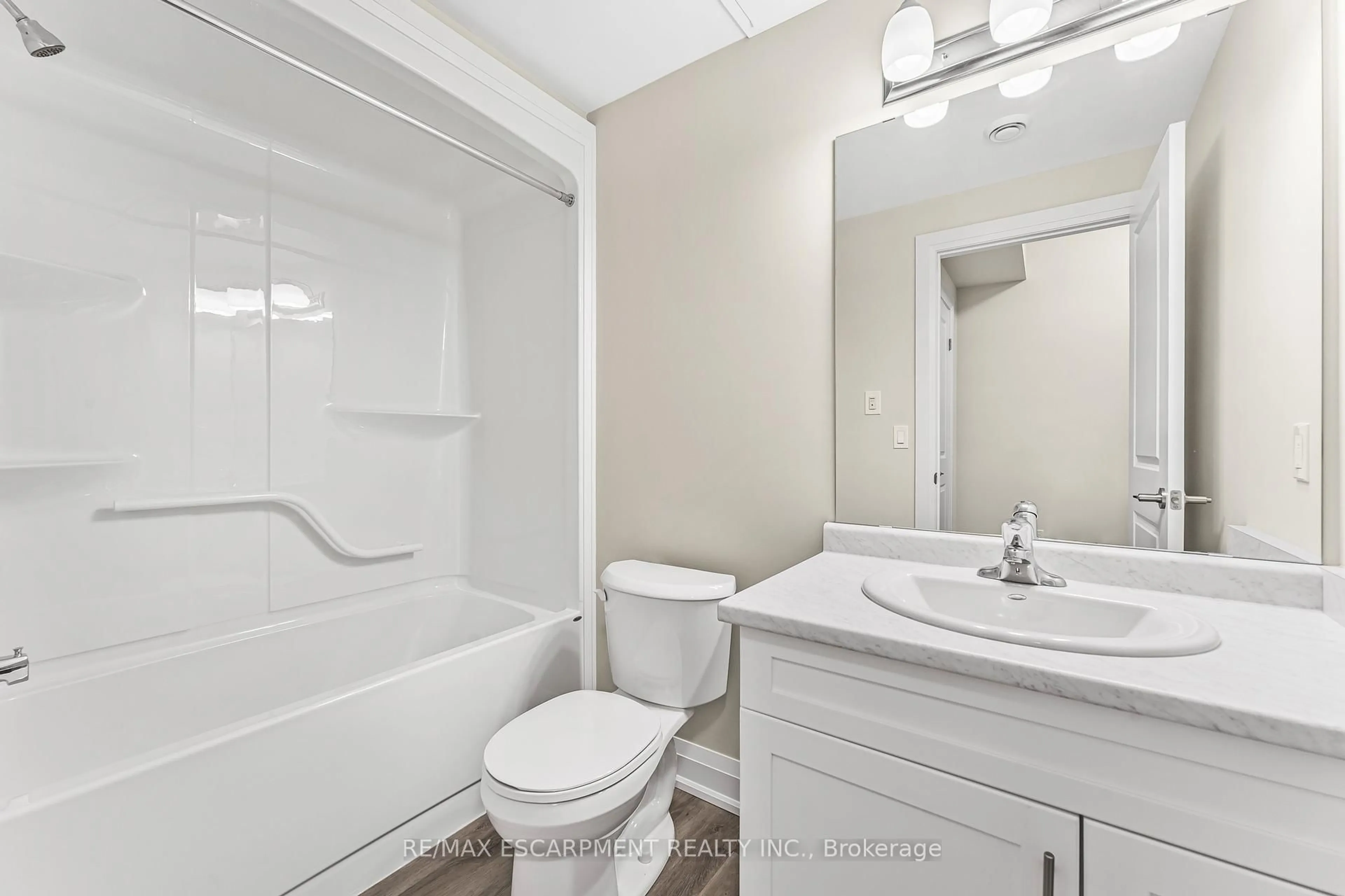 Standard bathroom, unknown for 118 SUMMERSIDES Blvd #114, Pelham Ontario L0E 1E1