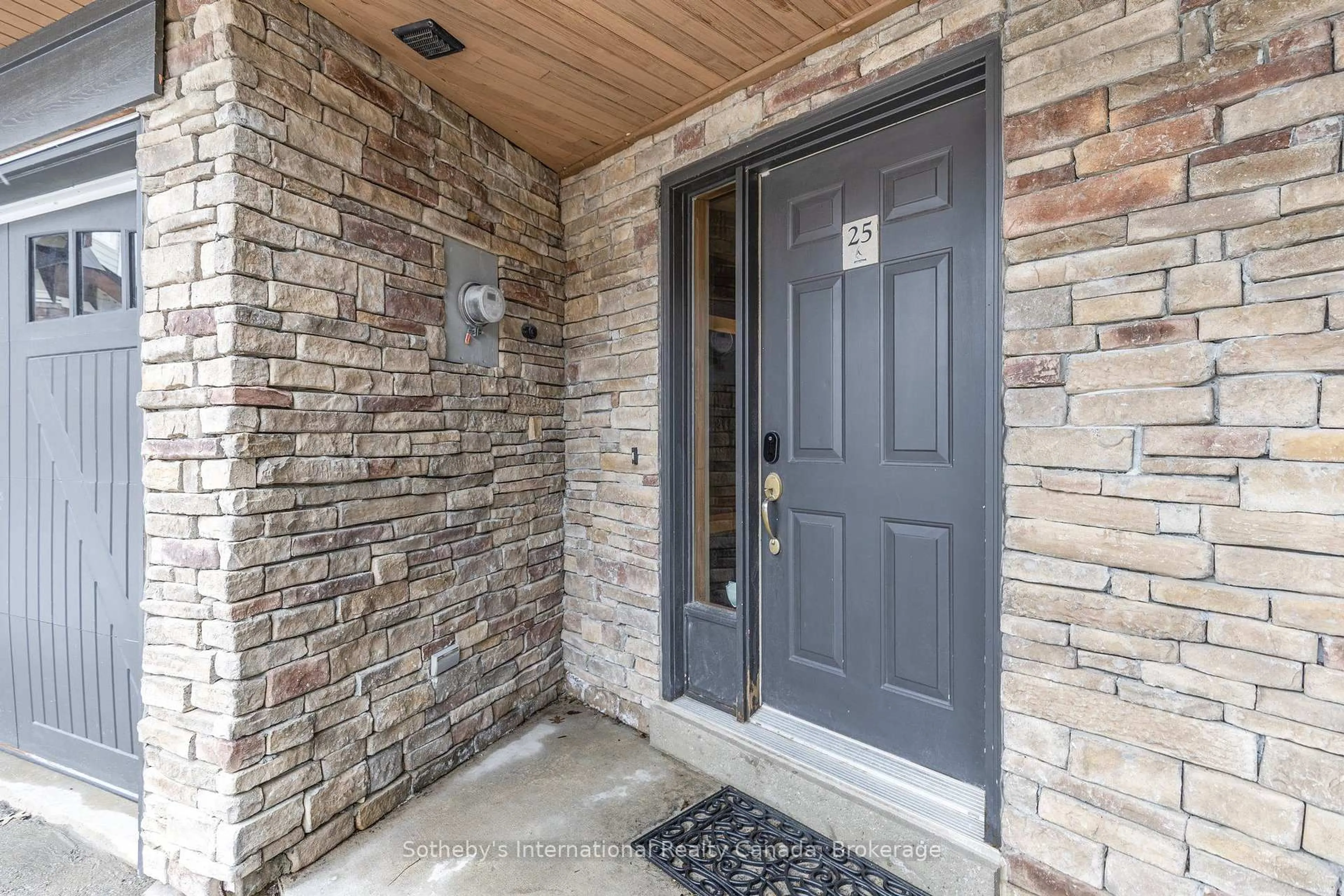 Indoor entryway for 104 Farm Gate Rd #25, Blue Mountains Ontario L9Y 0L7