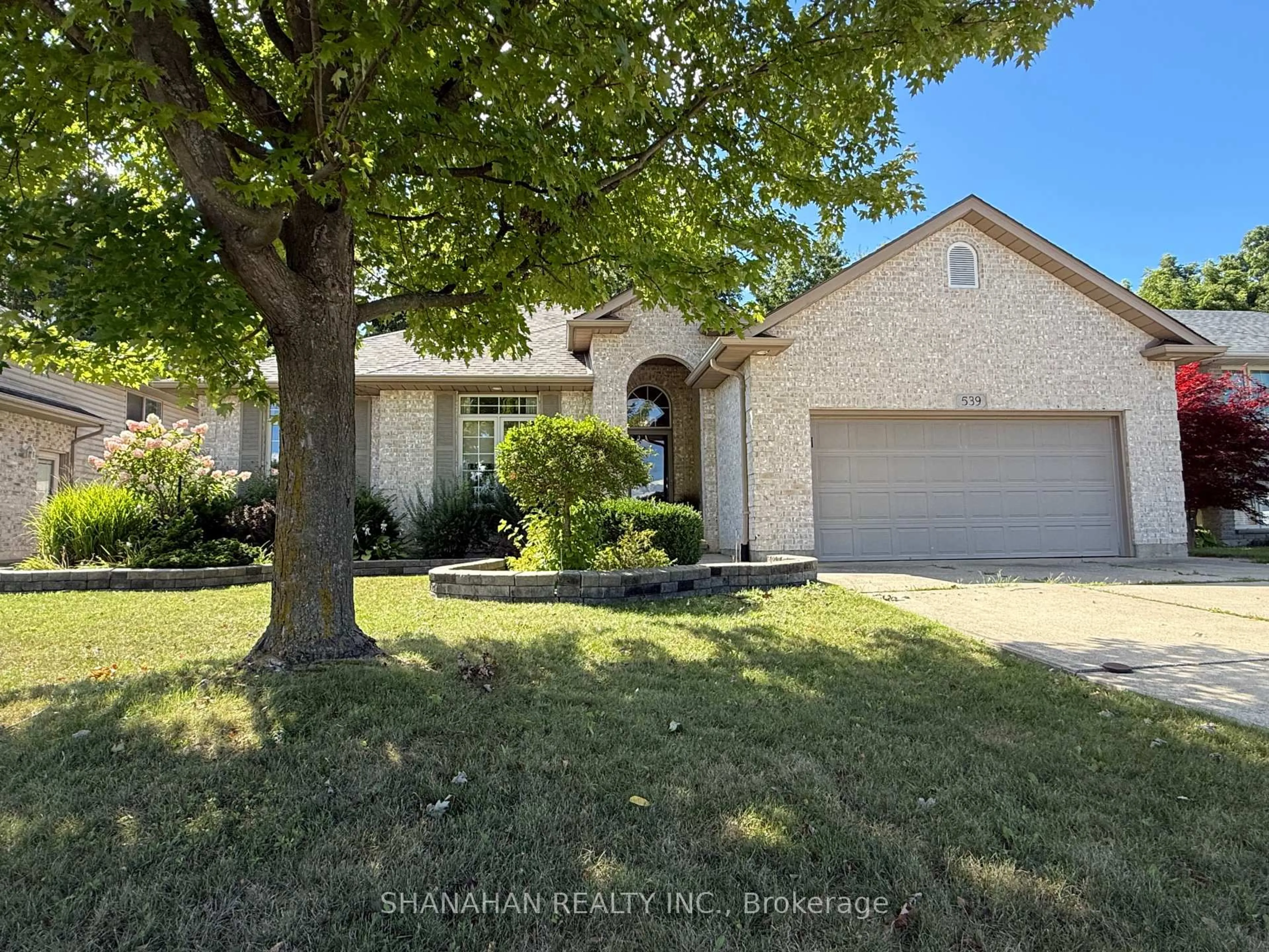 A pic from outside/outdoor area/front of a property/back of a property/a pic from drone, street for 539 Country View Dr, Petrolia Ontario N0N 1R0