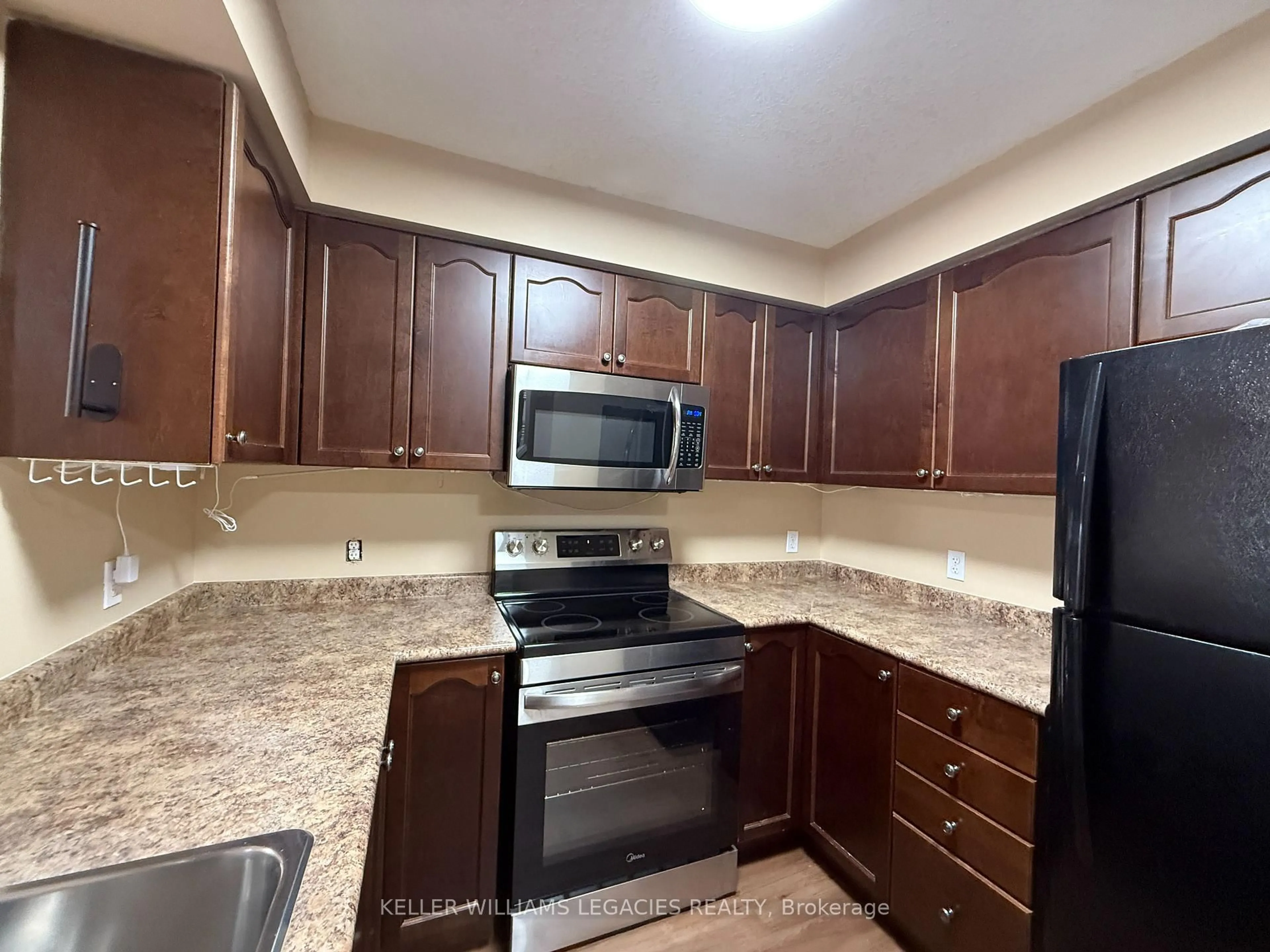 Standard kitchen, unknown for 933 Zeller Cres, Kitchener Ontario N2A 0C7