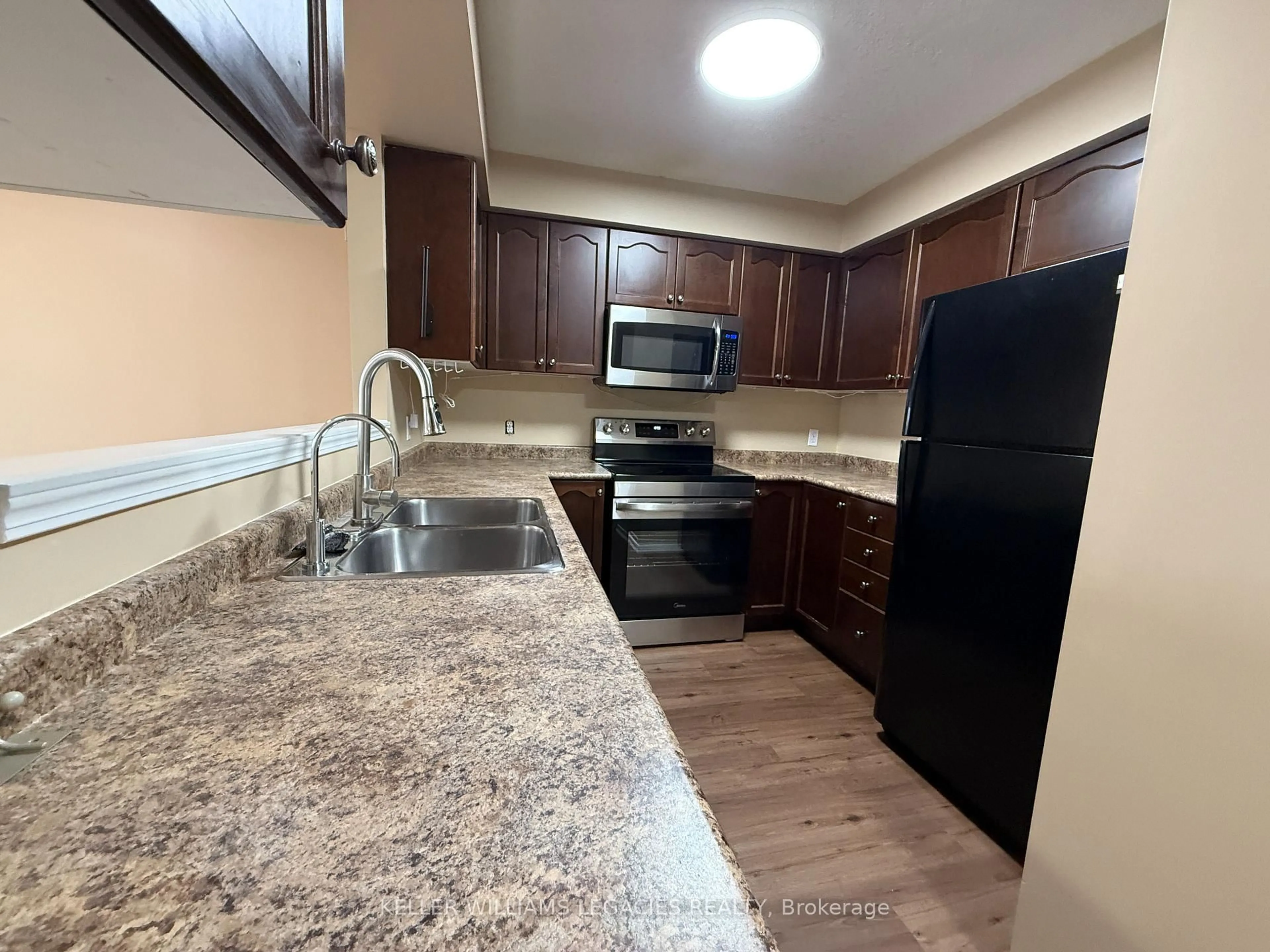 Standard kitchen, unknown for 933 Zeller Cres, Kitchener Ontario N2A 0C7