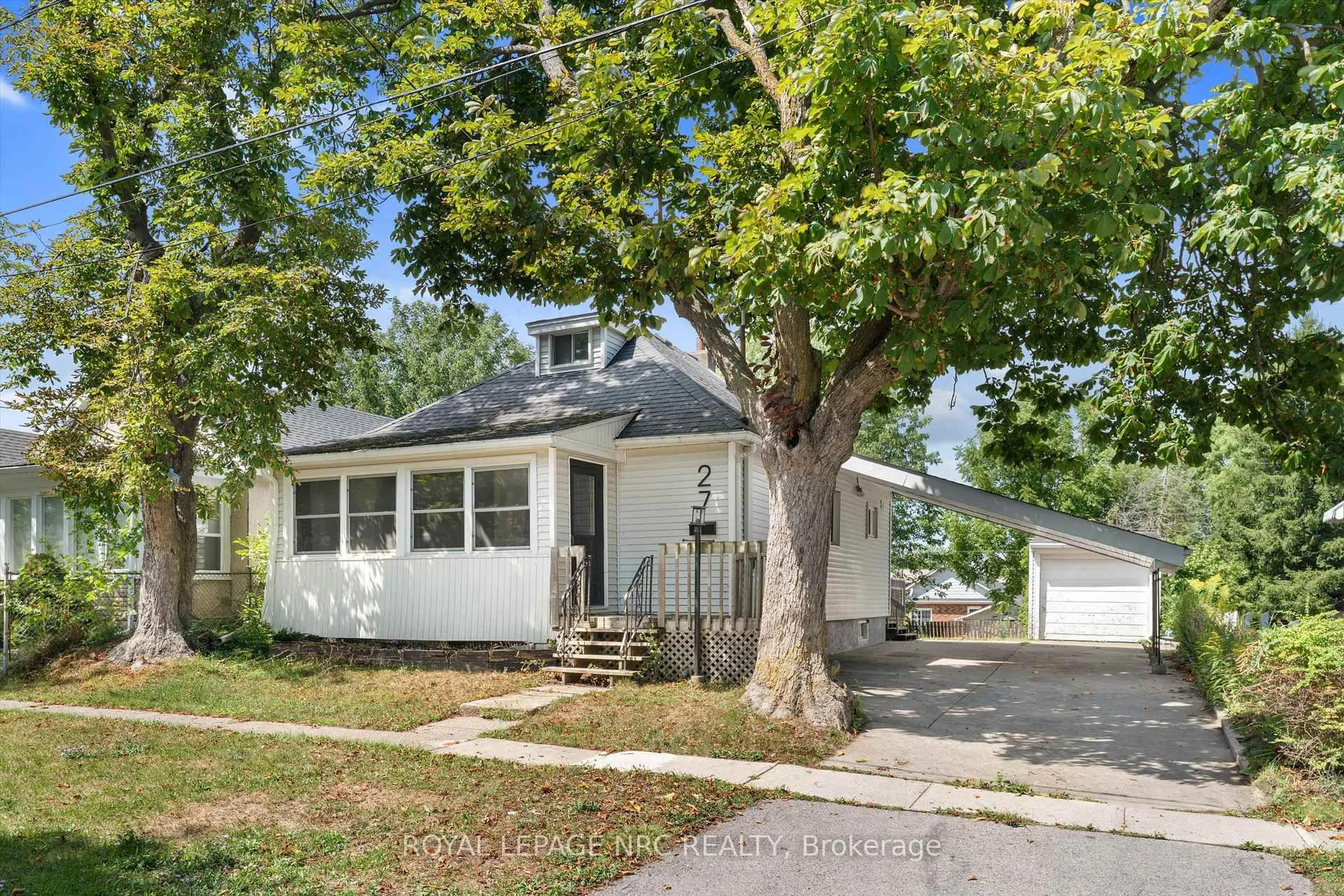 Home with vinyl exterior material, street for 27 Maplecrest Ave, St. Catharines Ontario L2T 1A7