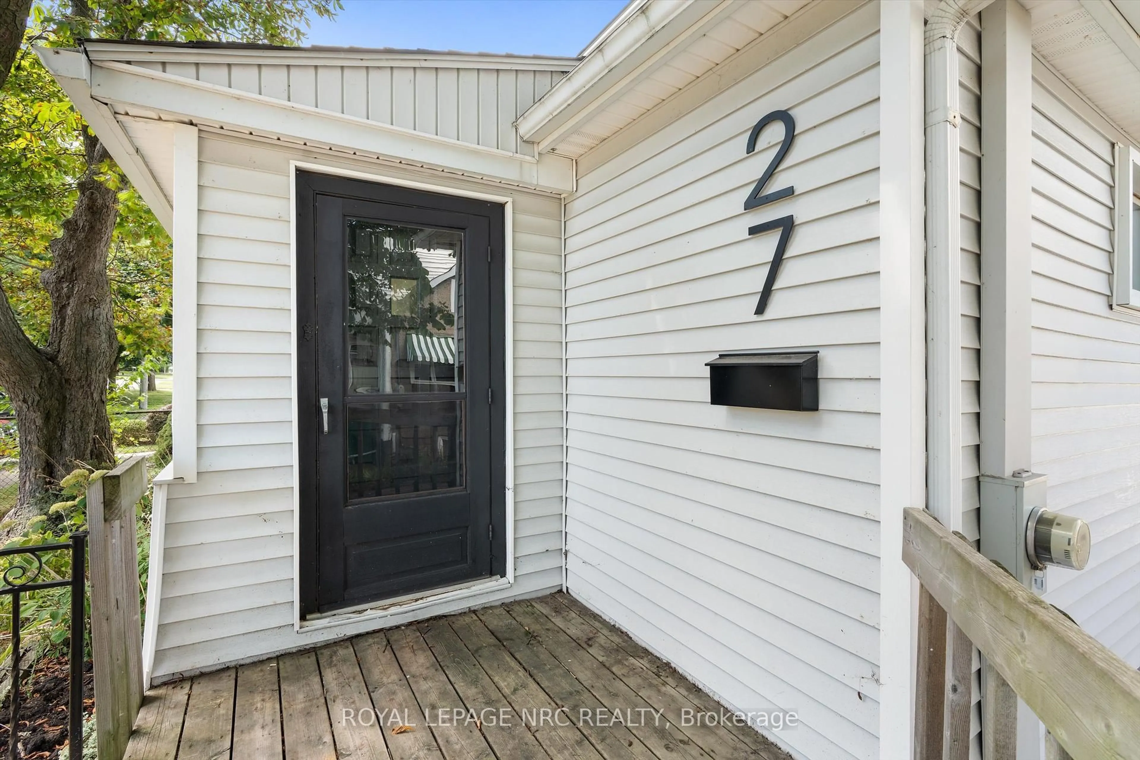 Indoor entryway for 27 Maplecrest Ave, St. Catharines Ontario L2T 1A7