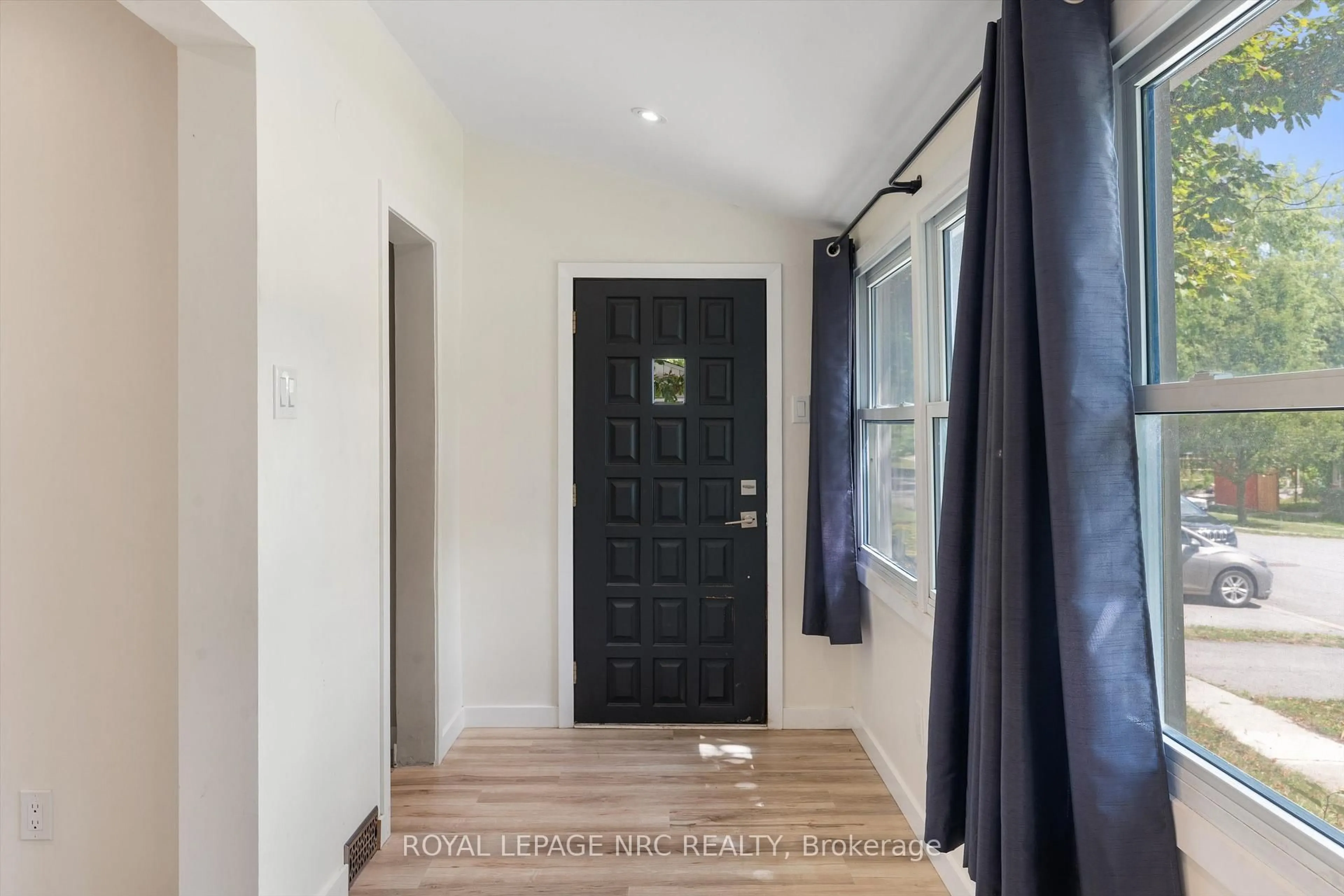 Indoor entryway for 27 Maplecrest Ave, St. Catharines Ontario L2T 1A7