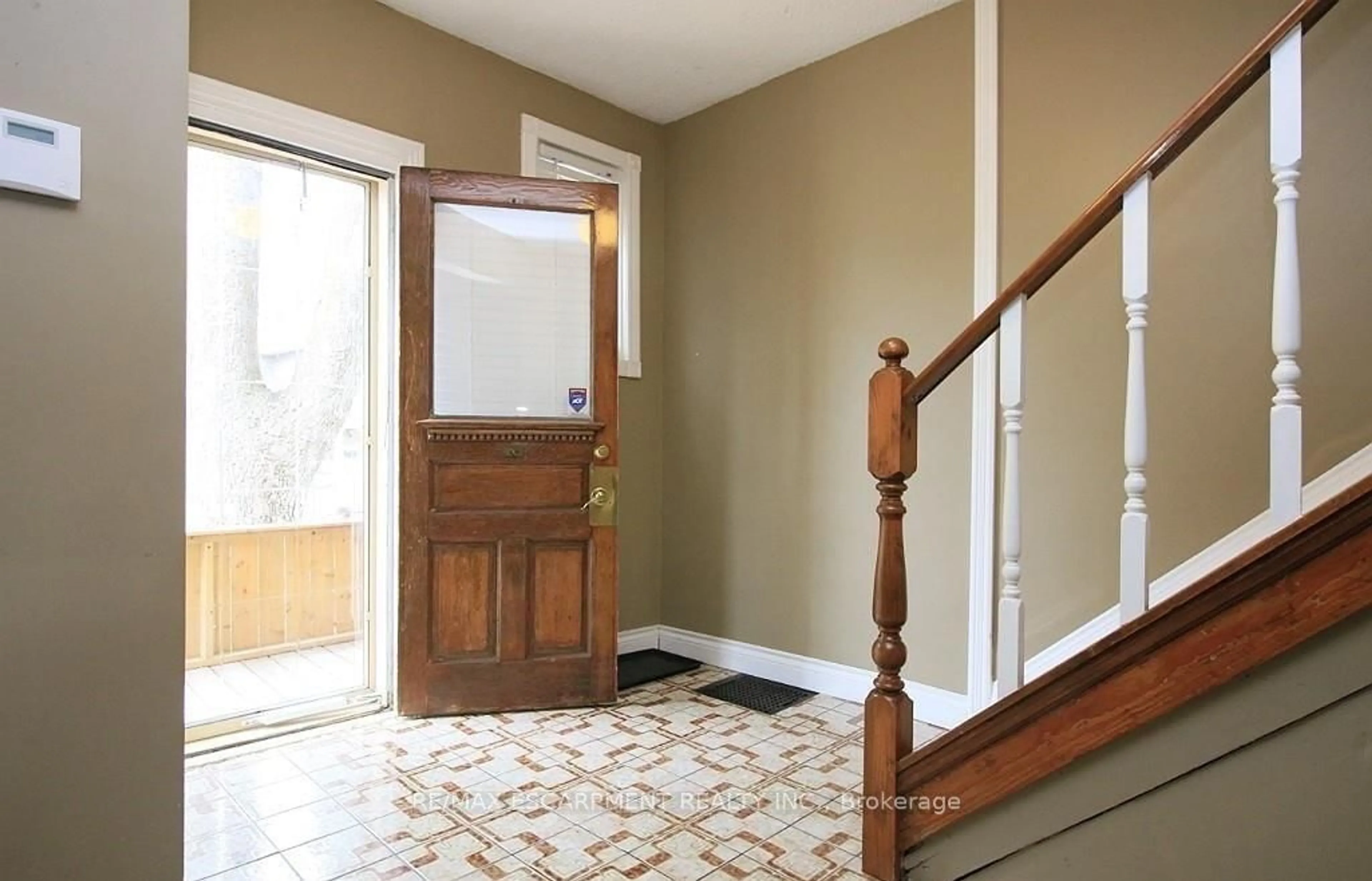 Indoor entryway for 63 New St, Hamilton Ontario L8P 4J7