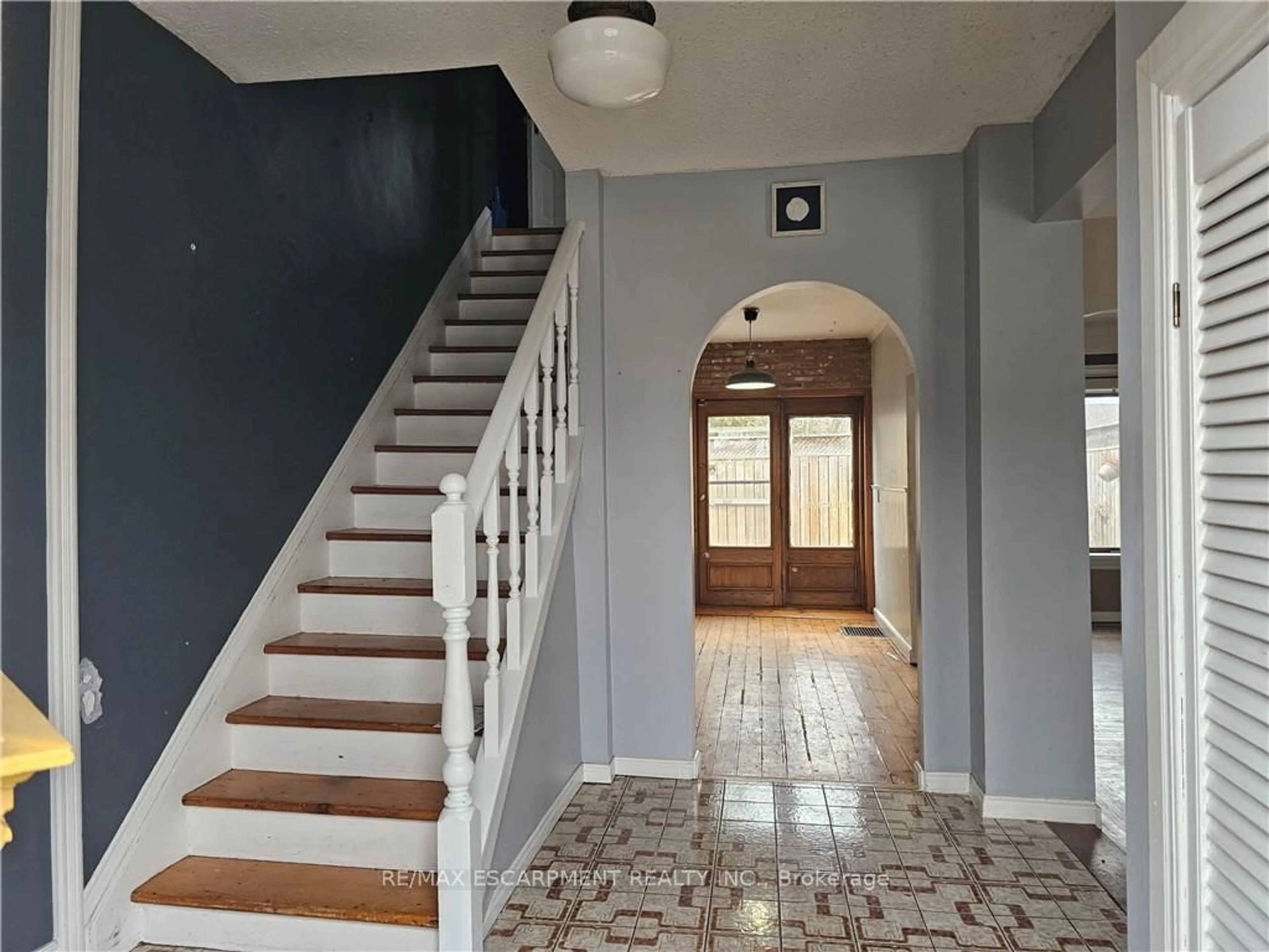 Indoor entryway for 63 New St, Hamilton Ontario L8P 4J7